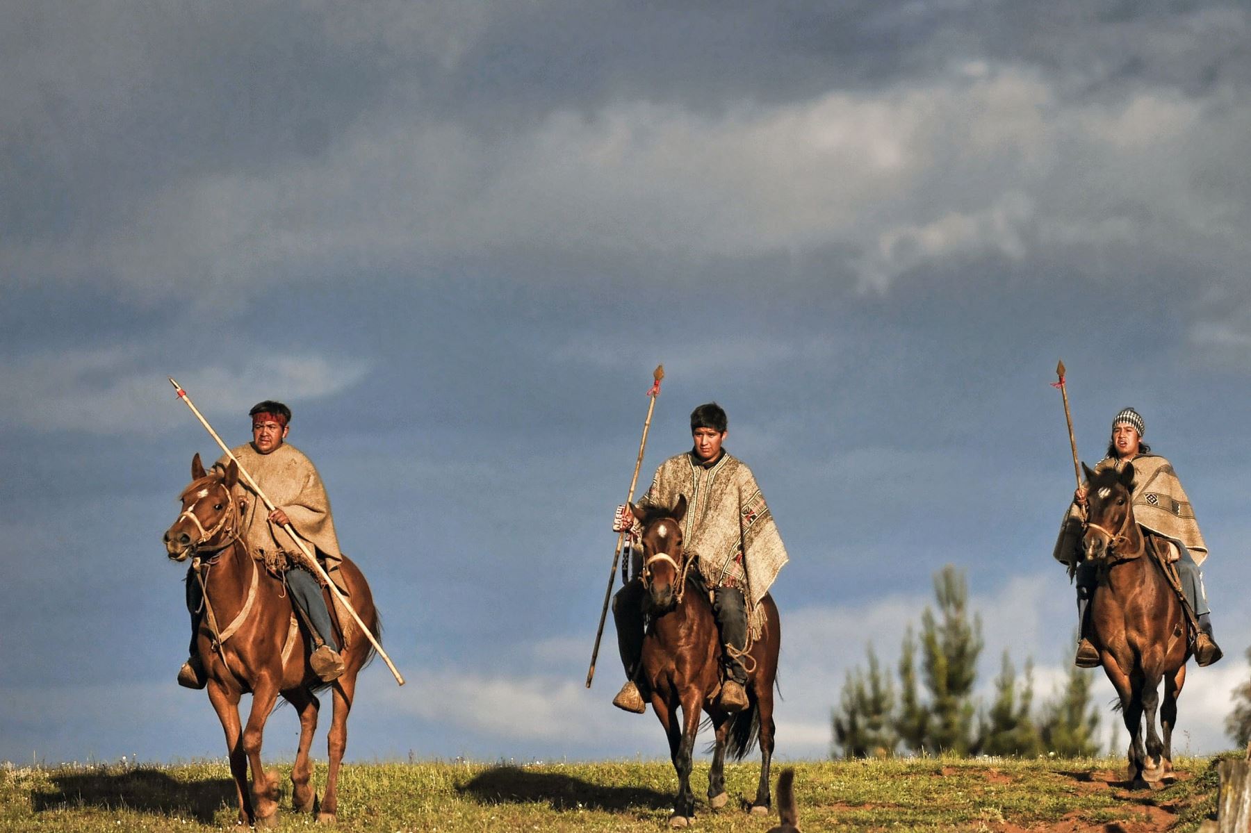 Indígenas mapuche montan a caballo mientras protegen sus territorios en el pequeño pueblo de Temucuicui Foto: AFP