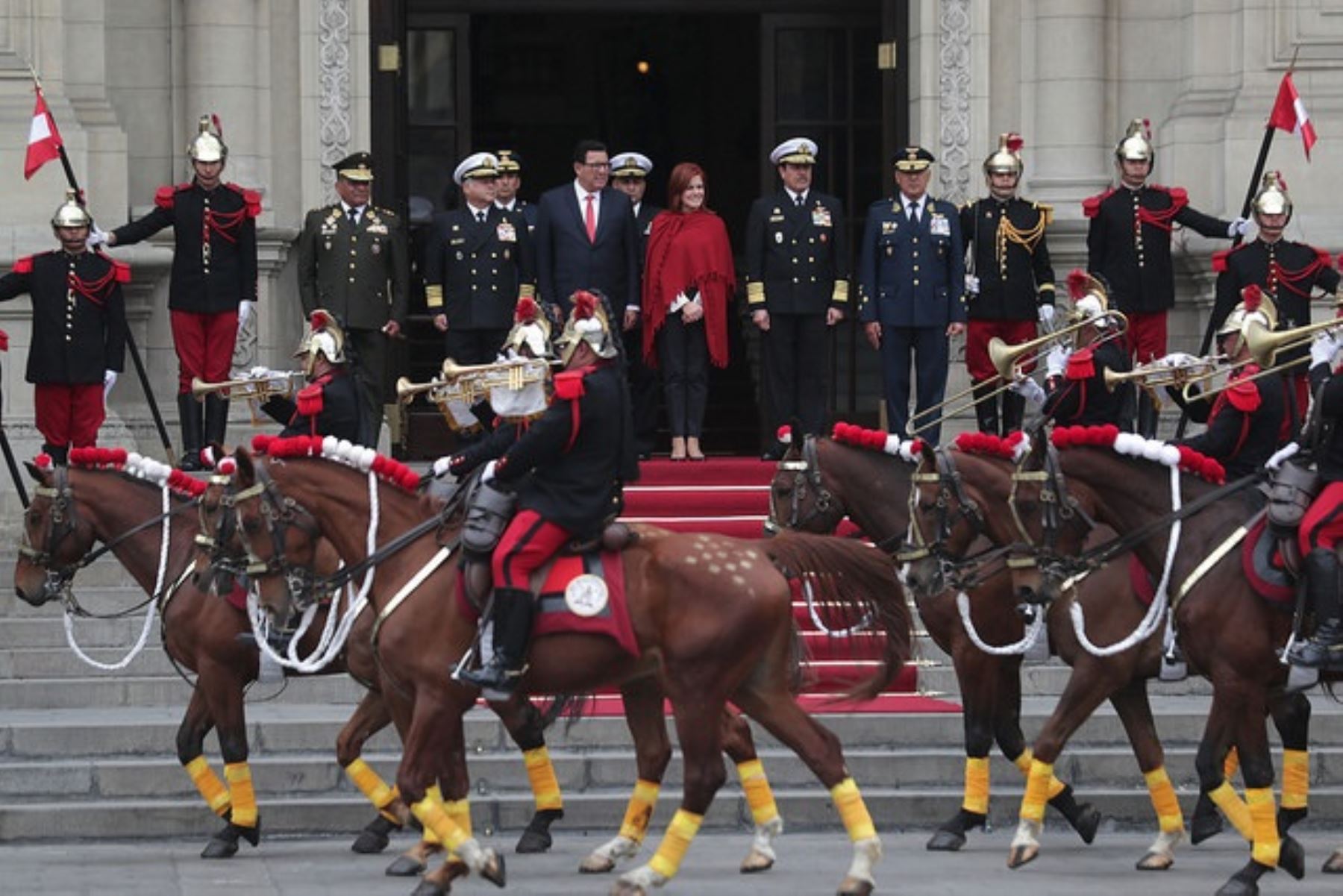 Vicepresidenta Marcedes Aráoz encabeza cambio de guardia en Palacio de Gobierno en homenaje al Día de las Fuerzas Armadas.