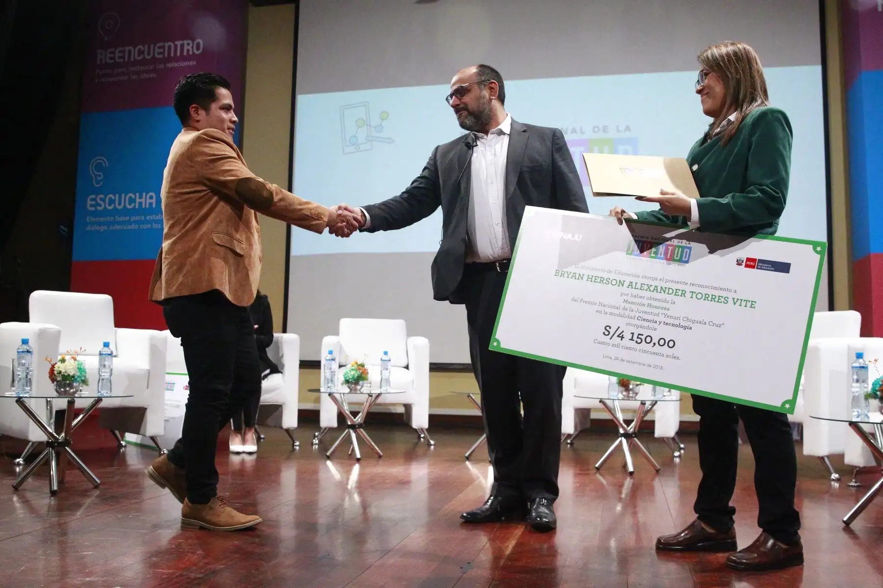 El Ministro de Educación , Daniel Alfaro y sus homólogos Ministra del Ambiente, Fabiola Muñoz y la Ministra de Desarrollo e Inclusión Social , Liliana la Rosa participan en reunión con más de 200 jovenes donde se entrega el premio " Yenuri Chiguala Cruz" a la innovación e investigación científica promovido por la Secretaria Nacional de la Juventud ( SENAJU). Foto: ANDINA/Eddy Ramos
