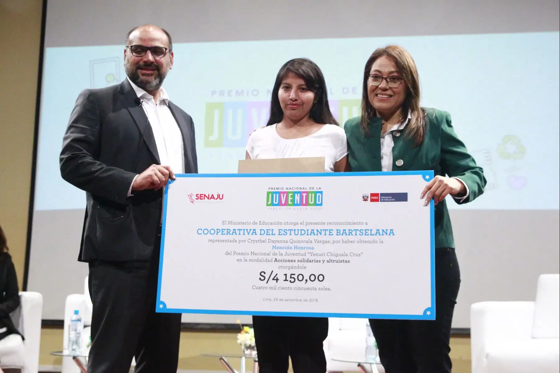 El Ministro de Educación , Daniel Alfaro participa en reunión con más de 200 jovenes donde se entrega el premio " Yenuri Chiguala Cruz" a la innovación e investigación científica promovido por la Secretaria Nacional de la Juventud ( SENAJU). Foto: ANDINA/Eddy Ramos