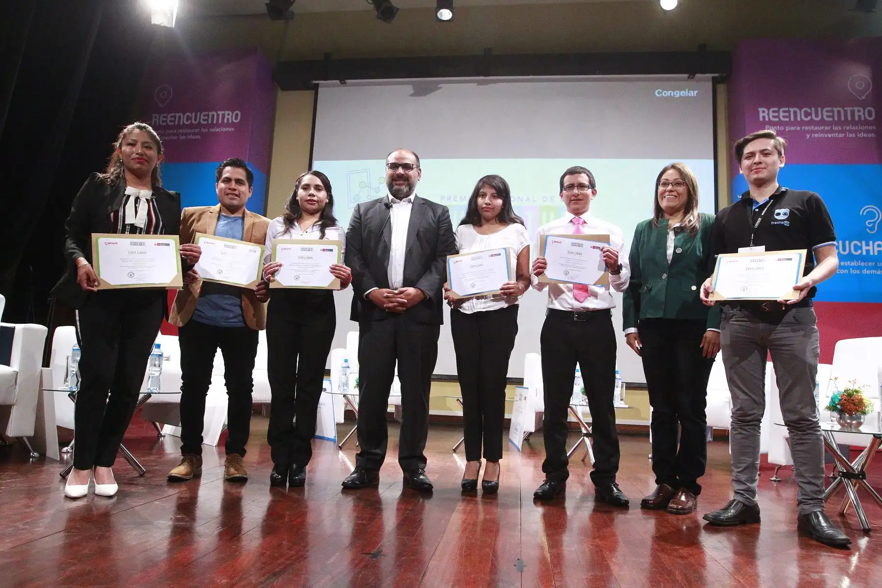 El Ministro de Educación , Daniel Alfaro participa en reunión con más de 200 jovenes donde se entrega el premio " Yenuri Chiguala Cruz" a la innovación e investigación científica promovido por la Secretaria Nacional de la Juventud ( SENAJU). Foto: ANDINA/Eddy Ramos