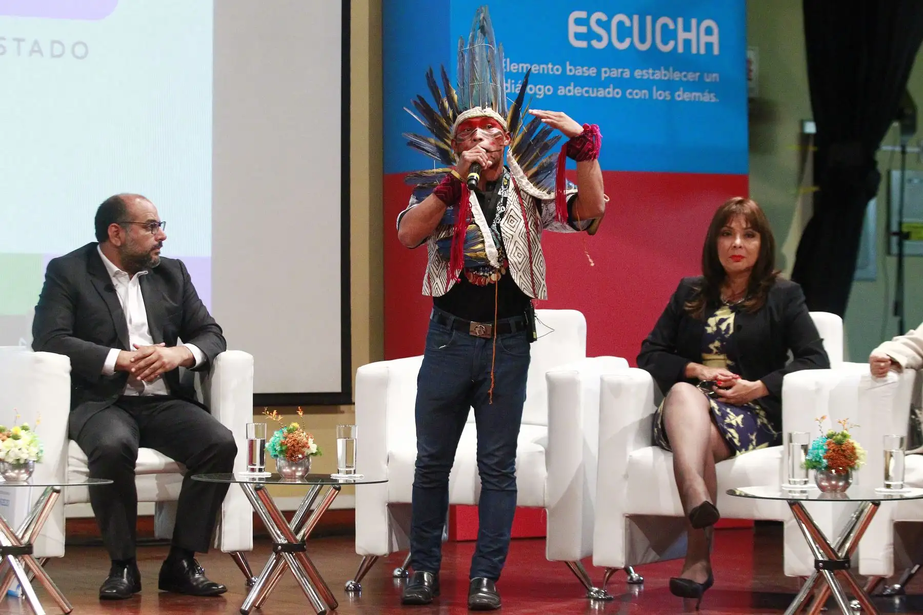 El Ministro de Educación , Daniel Alfaro y sus homólogos Ministra del Ambiente, Fabiola Muñoz y la Ministra de Desarrollo e Inclusión Social , Liliana la Rosa participan en reunión con más de 200 jovenes donde se entrega el premio " Yenuri Chiguala Cruz" a la innovación e investigación científica promovido por la Secretaria Nacional de la Juventud ( SENAJU). Foto: ANDINA/Eddy Ramos