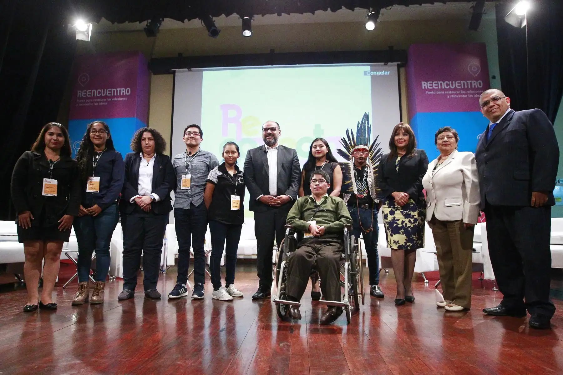 El Ministro de Educación , Daniel Alfaro y sus homólogos Ministra del Ambiente, Fabiola Muñoz y la Ministra de Desarrollo e Inclusión Social , Liliana la Rosa participan en reunión con más de 200 jovenes donde se entrega el premio " Yenuri Chiguala Cruz" a la innovación e investigación científica promovido por la Secretaria Nacional de la Juventud ( SENAJU). Foto: ANDINA/Eddy Ramos