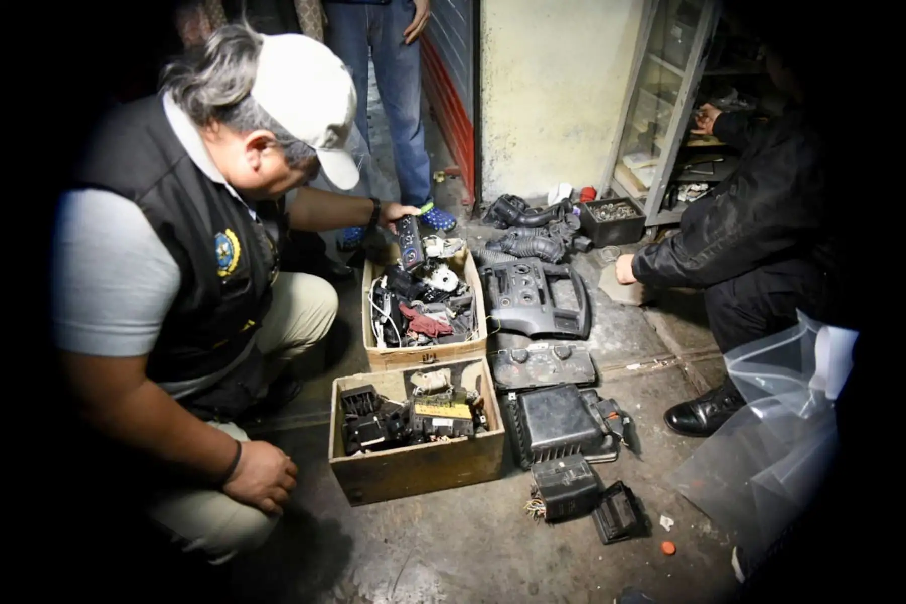 Los Chukis de Santa Rosa identificaban vehículos de fácil sustracción o estacionados en lugares desolados y procedían a desmantelarlos. Entre las autopartes que robaban figuran timones, faros, bobinas, inyectores, entre otros. Foto: ANDINA/Mininter