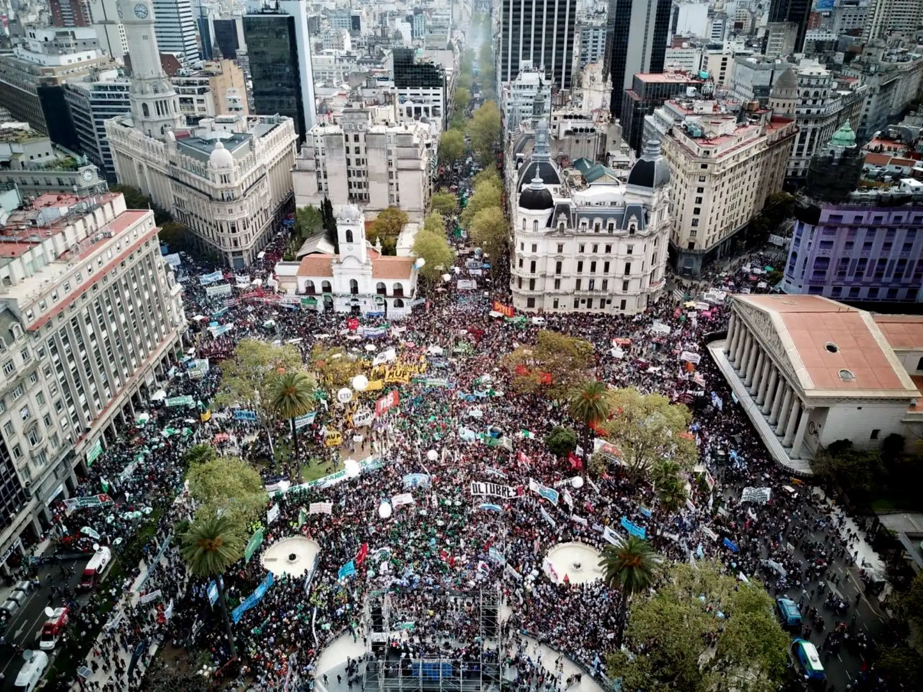 Decenas de miles de personas marcharon en Buenos Aires antes de una huelga general convocada para rechazar un presupuesto de austeridad que el presidente argentino Mauricio Macri dice que es necesario para asegurar los fondos del FMI. AFP