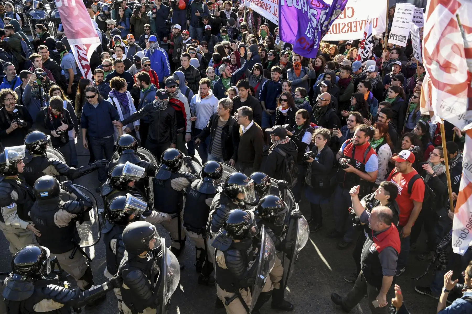 Los miembros de la Prefectura Naval Argentina (ANP) intentan evitar que los manifestantes bloqueen el puente Pueyrredon en Avellaneda, Buenos Aires durante una huelga general de 24 horas, el 25 de septiembre de 2018. Foto: AFP