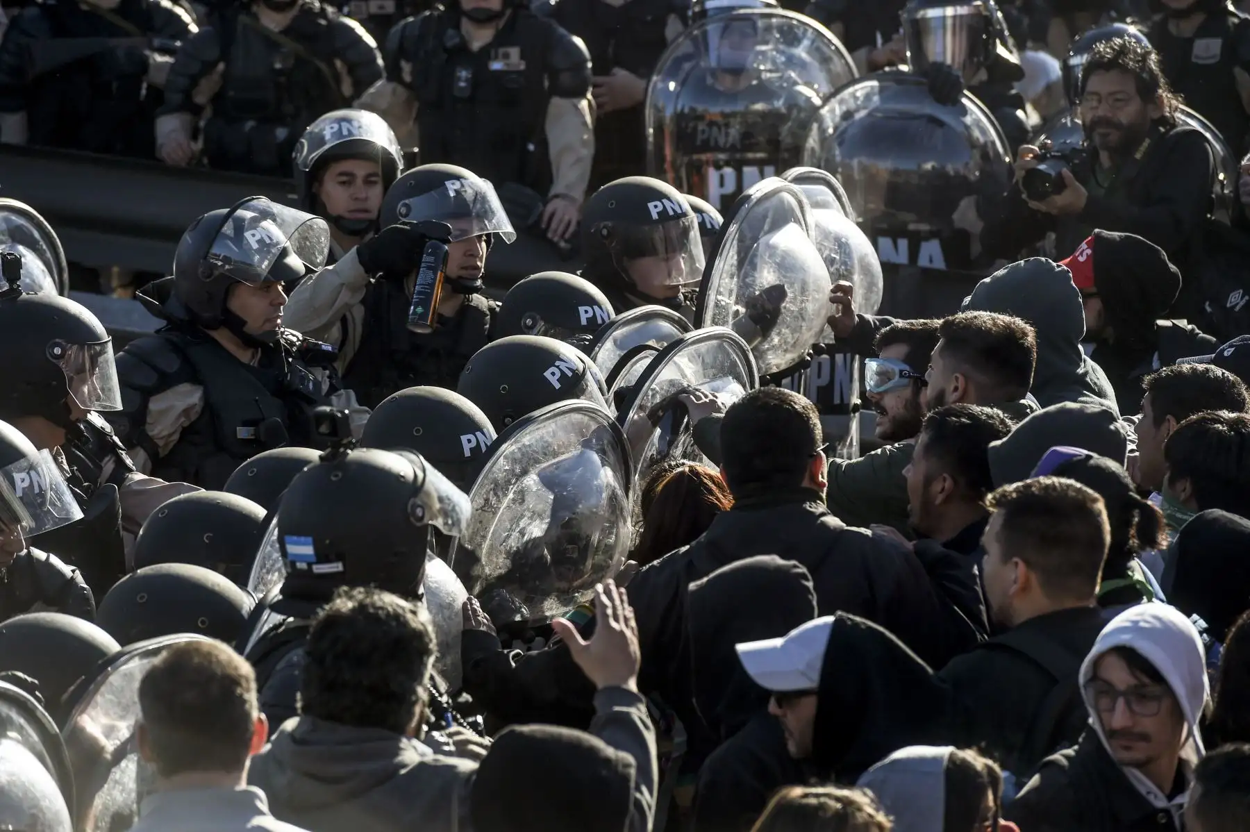 Los miembros de la Prefectura Naval Argentina (ANP) intentan evitar que los manifestantes bloqueen el puente Pueyrredon en Avellaneda, Buenos Aires durante una huelga general de 24 horas, el 25 de septiembre de 2018. Foto: AFP