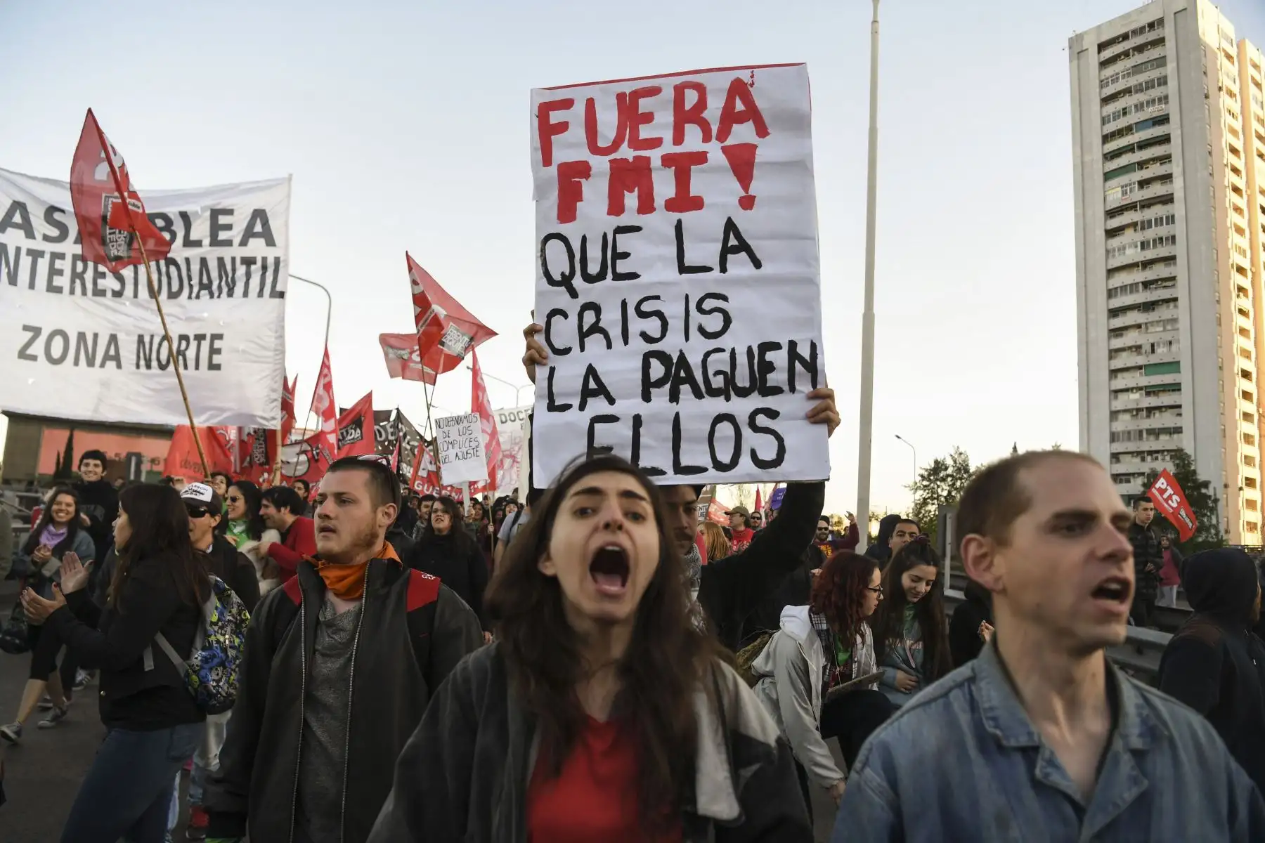 Sin transporte público ni taxis en funcionamiento, la huelga del martes se respetó en gran medida, ya que muchas tiendas permanecieron cerradas y los ciudadanos no pudieron ir a trabajar. La huelga fue convocada para rechazar un presupuesto de austeridad que el presidente argentino Mauricio Macri dice que es necesario para garantizar los fondos del FMI. / AFP