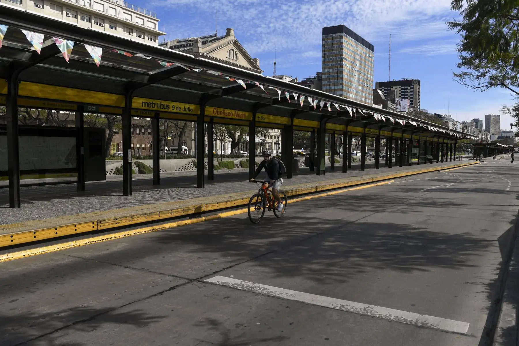 Un hombre monta su bicicleta por la avenida 9 de Julio, en Buenos Aires, durante una huelga general de 24 horas el 25 de septiembre de 2018.
Sin transporte público ni taxis en funcionamiento, la huelga del martes se respetó en gran medida, ya que muchas tiendas permanecieron cerradas y los ciudadanos no pudieron ir a trabajar. La huelga fue convocada para rechazar un presupuesto de austeridad que el presidente argentino Mauricio Macri dice que es necesario para garantizar los fondos del FMI. / AFP