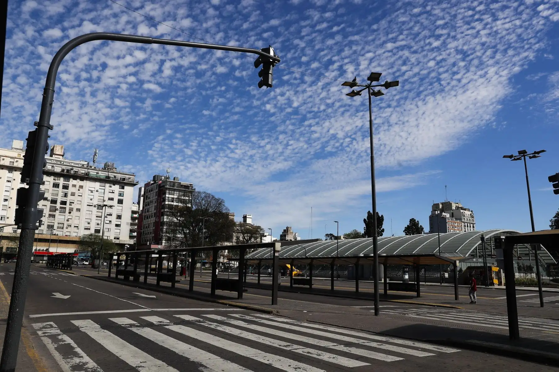 Vista de la estación de Constitución cerrada y sin transportes, en Buenos Aires (Argentina) hoy, martes 25 de septiembre de 2018 durante el cuarto paro general convocado por los sindicatos. Las calles de las principales ciudades argentinas amanecieron hoy con una inusitada tranquilidad al inicio del cuarto paro general convocado por los sindicatos contra el Gobierno de Mauricio Macri, una medida que se refleja especialmente en la ausencia de transporte público. Si bien el paro convocado por la Confederación