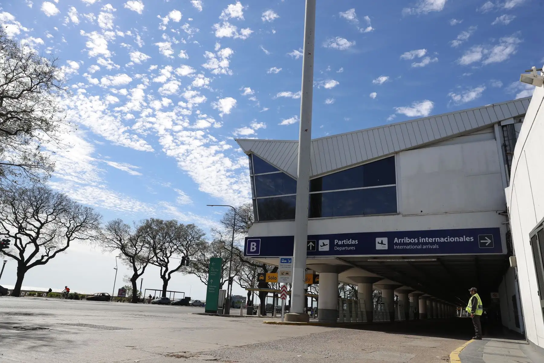 Vista del aeropuerto de "Aeroparque" vacío, en Buenos Aires (Argentina) hoy, martes 25 de septiembre de 2018 durante el cuarto paro general convocado por los sindicatos. Las calles de las principales ciudades argentinas amanecieron hoy con una inusitada tranquilidad al inicio del cuarto paro general convocado por los sindicatos contra el Gobierno de Mauricio Macri, una medida que se refleja especialmente en la ausencia de transporte público. Si bien el paro convocado por la Confederación General del Trabajo