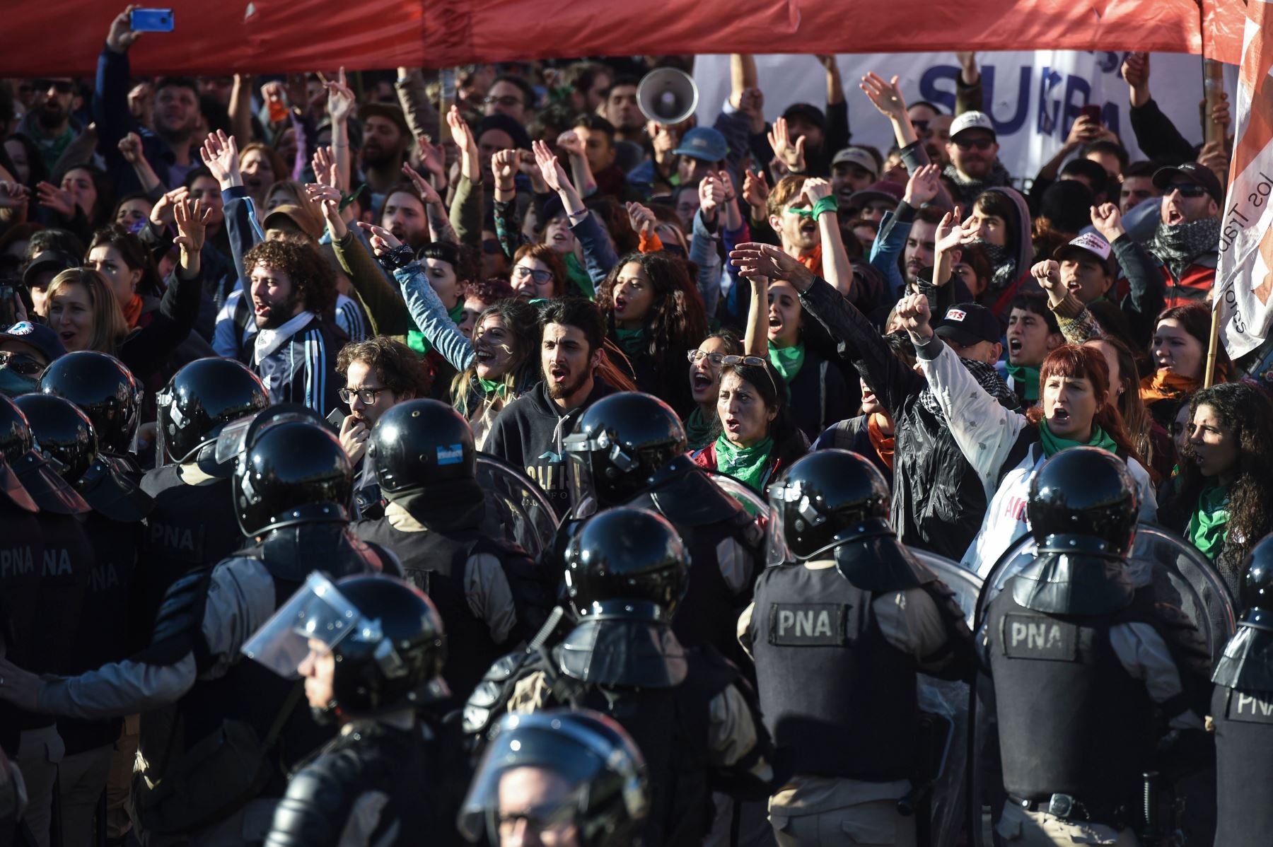 Miembros de la Prefectura Naval Argentina (PNA), tratan de evitar que los manifestantes bloqueen el puente Pueyrredon en Buenos Aires Foto: AFP