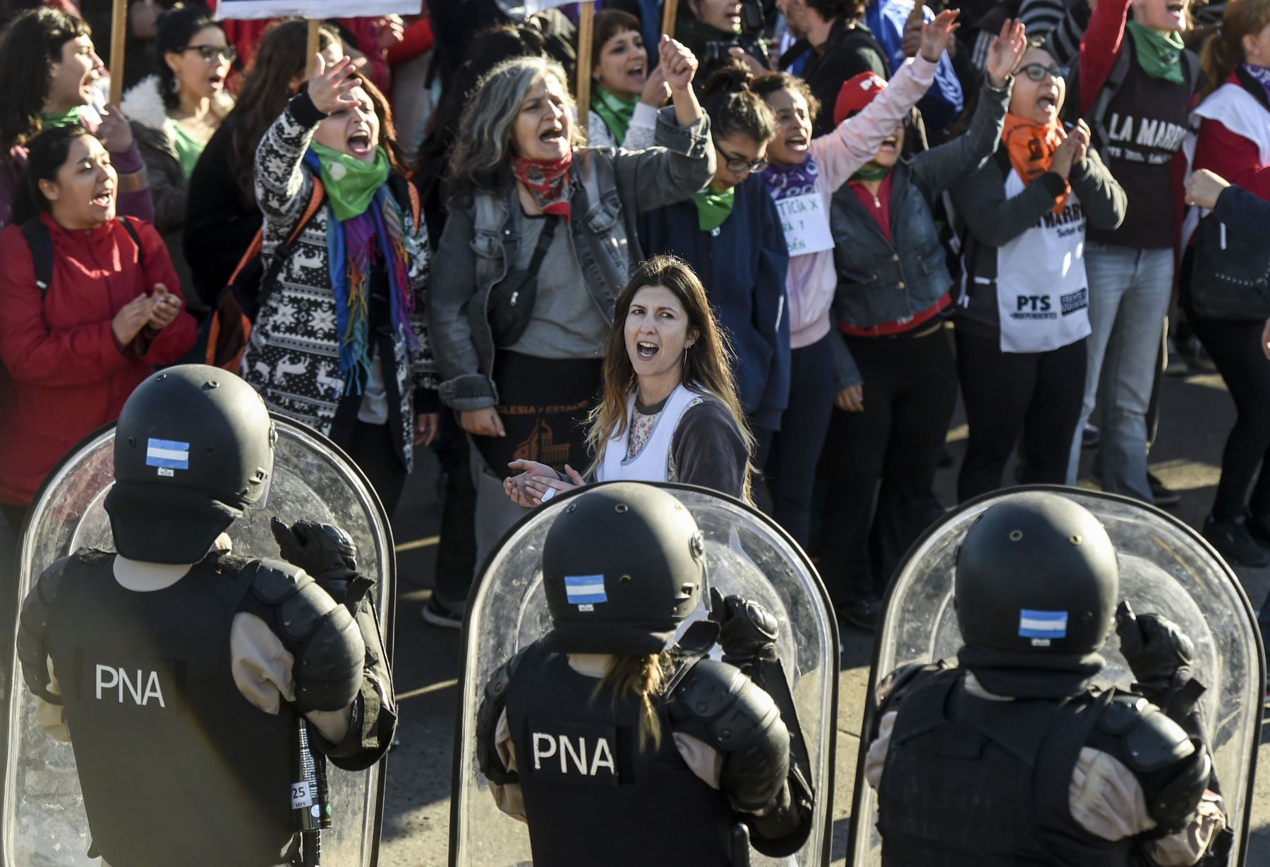Miembros de la Prefectura Naval Argentina (ANP), tratan de evitar que los manifestantes bloqueen el puente Pueyrredon en  Buenos Aires Foto: AFP