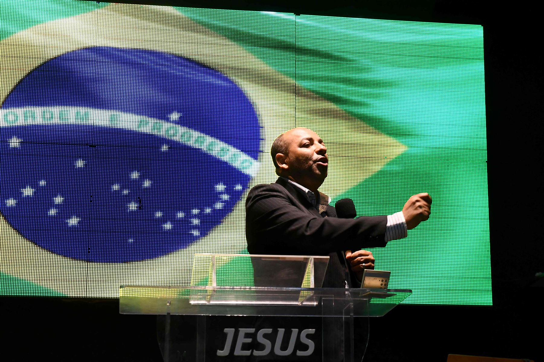 Pastor evangélico Josimar Francisco realiza una reunión en su iglesia en Brasilia Foto: AFP