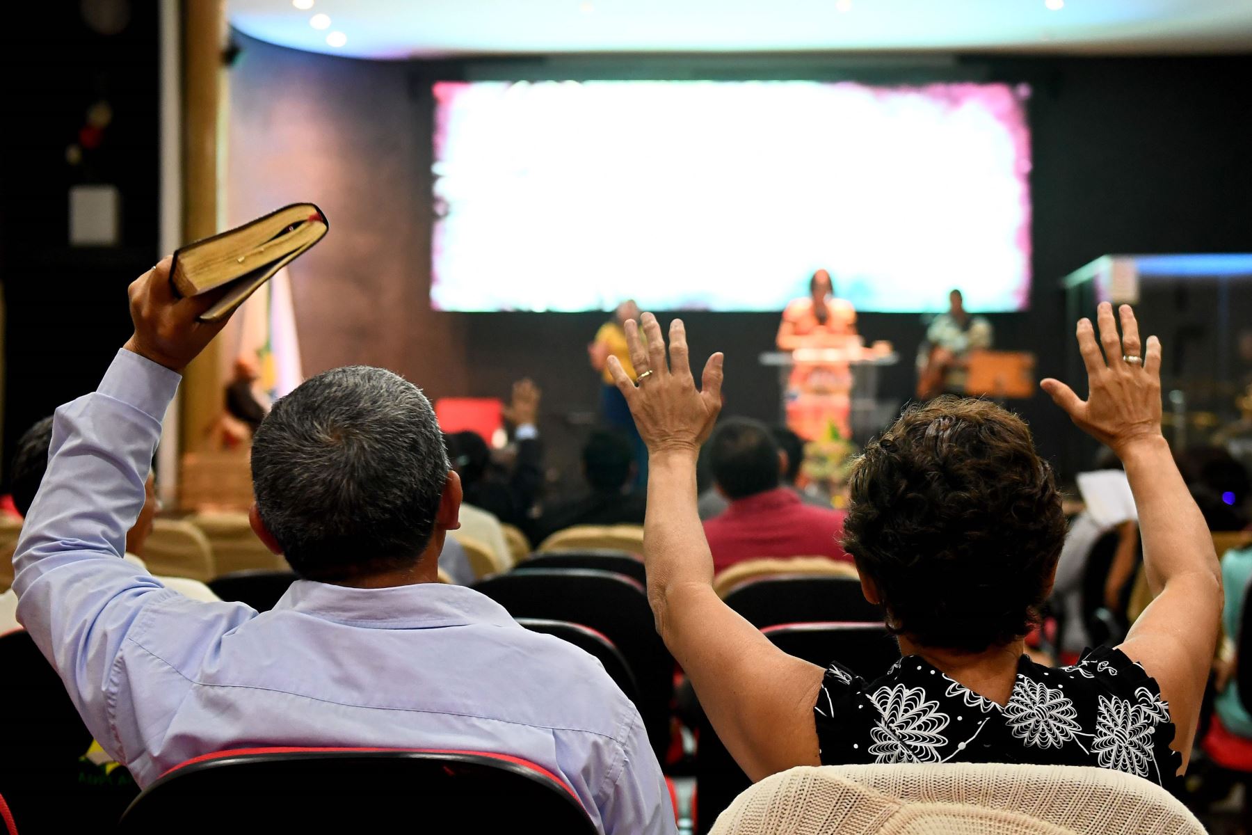 Oración de fieles en una iglesia evangélica en Brasilia Foto: AFP