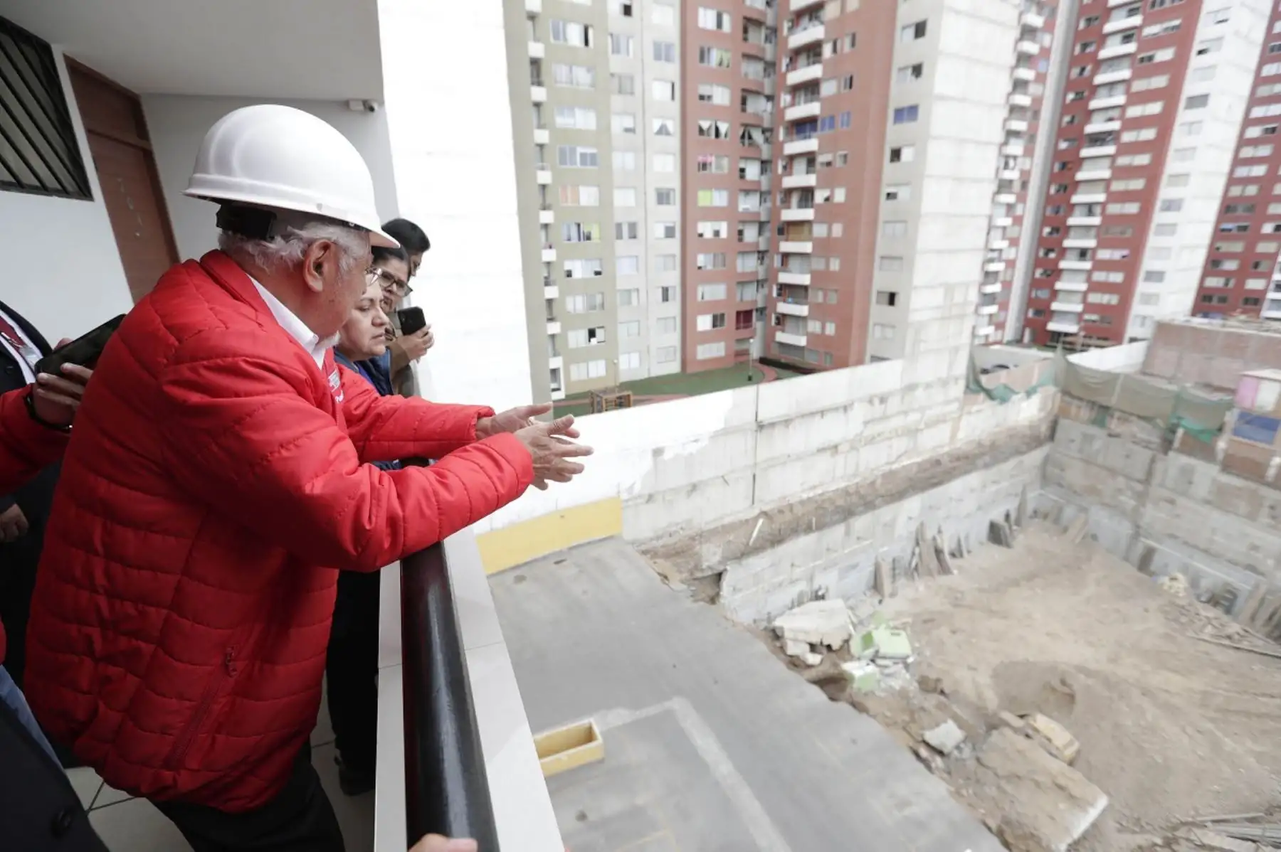 Ministro de Vivienda, Construcción y Saneamiento, Javier Piqué del Pozo, inspecciona excavaciones. Foto: Cortesía.