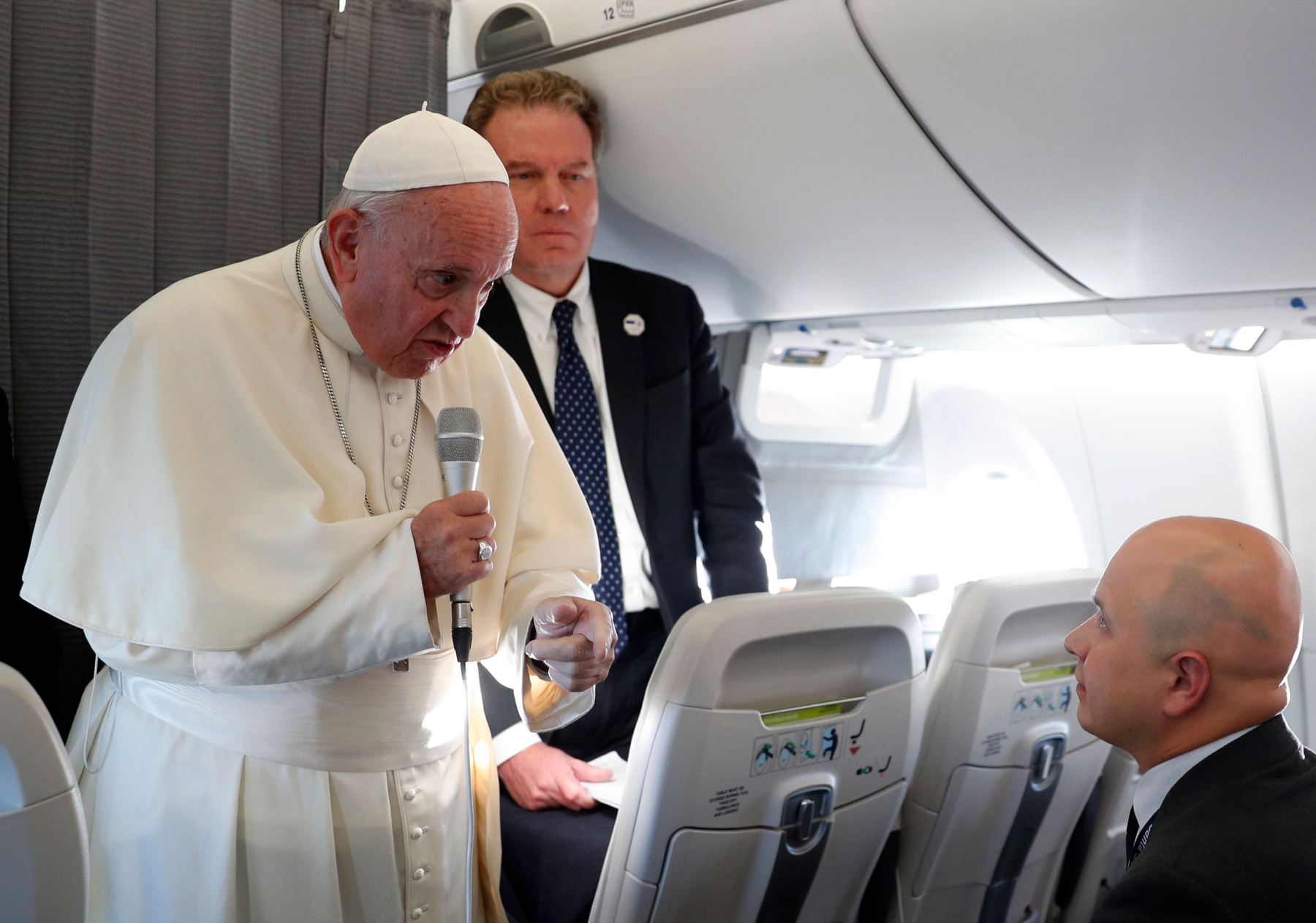 Papa Francisco habla con los medios a bordo de un avión durante su vuelo de regreso de los Estados bálticos Foto: AFP