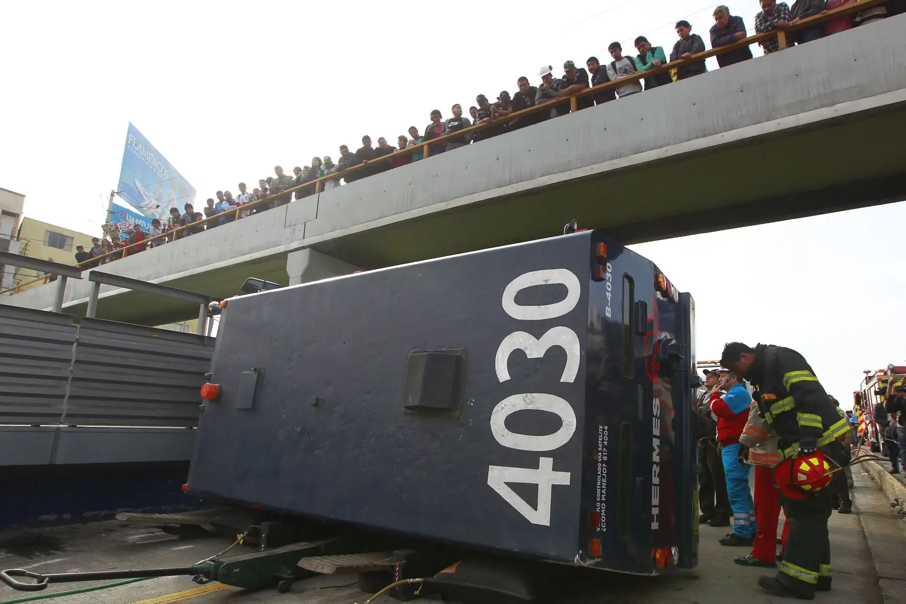 Camión de caudales se volcó en la vía expresa de Lima. Foto: ANDINA/Eddy Ramos