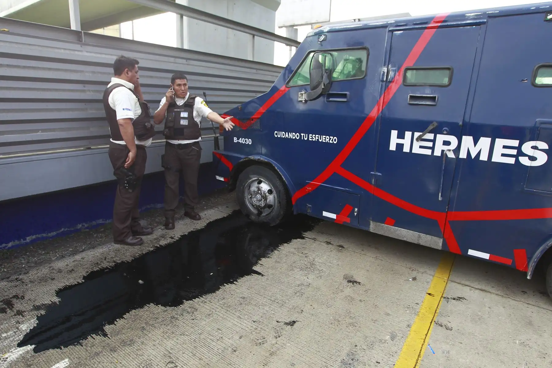 Camión de caudales se volcó en la vía expresa de Lima. Foto: ANDINA/Eddy Ramos