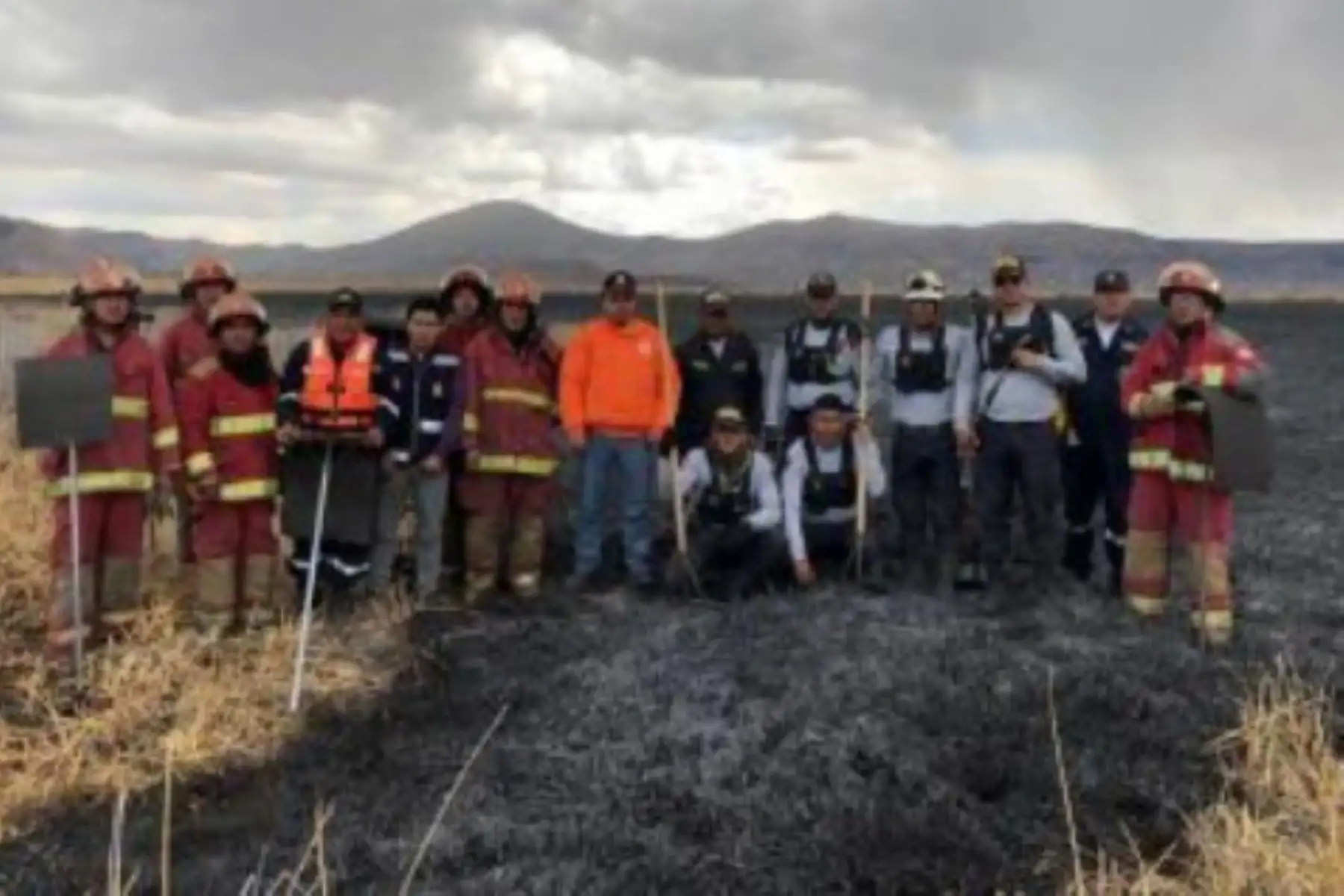 Incendio forestal en las islas Los Uros, región Puno.