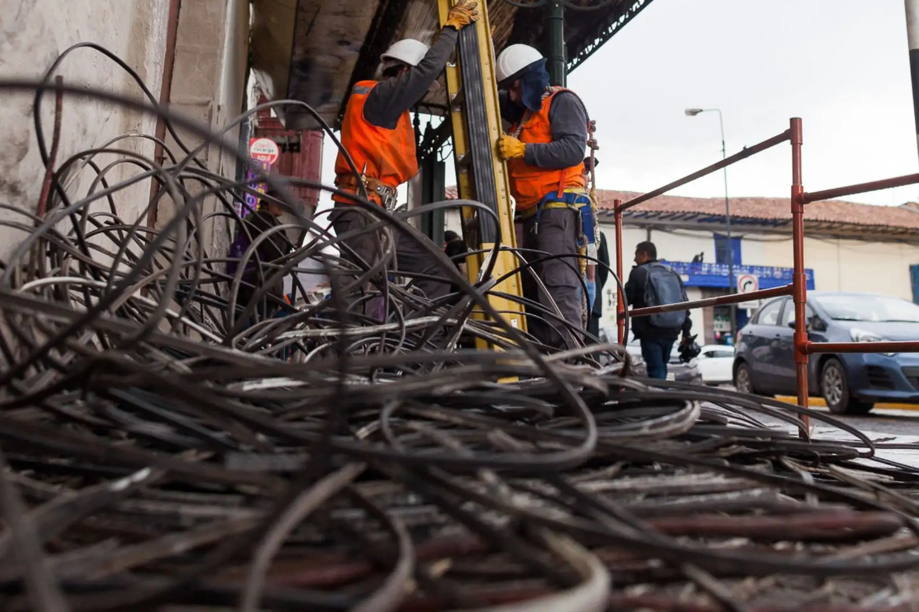 Cables aéreos en desuso fueron retirados de los portales de la plaza de armas de la ciudad del Cusco y calles aledaña.
