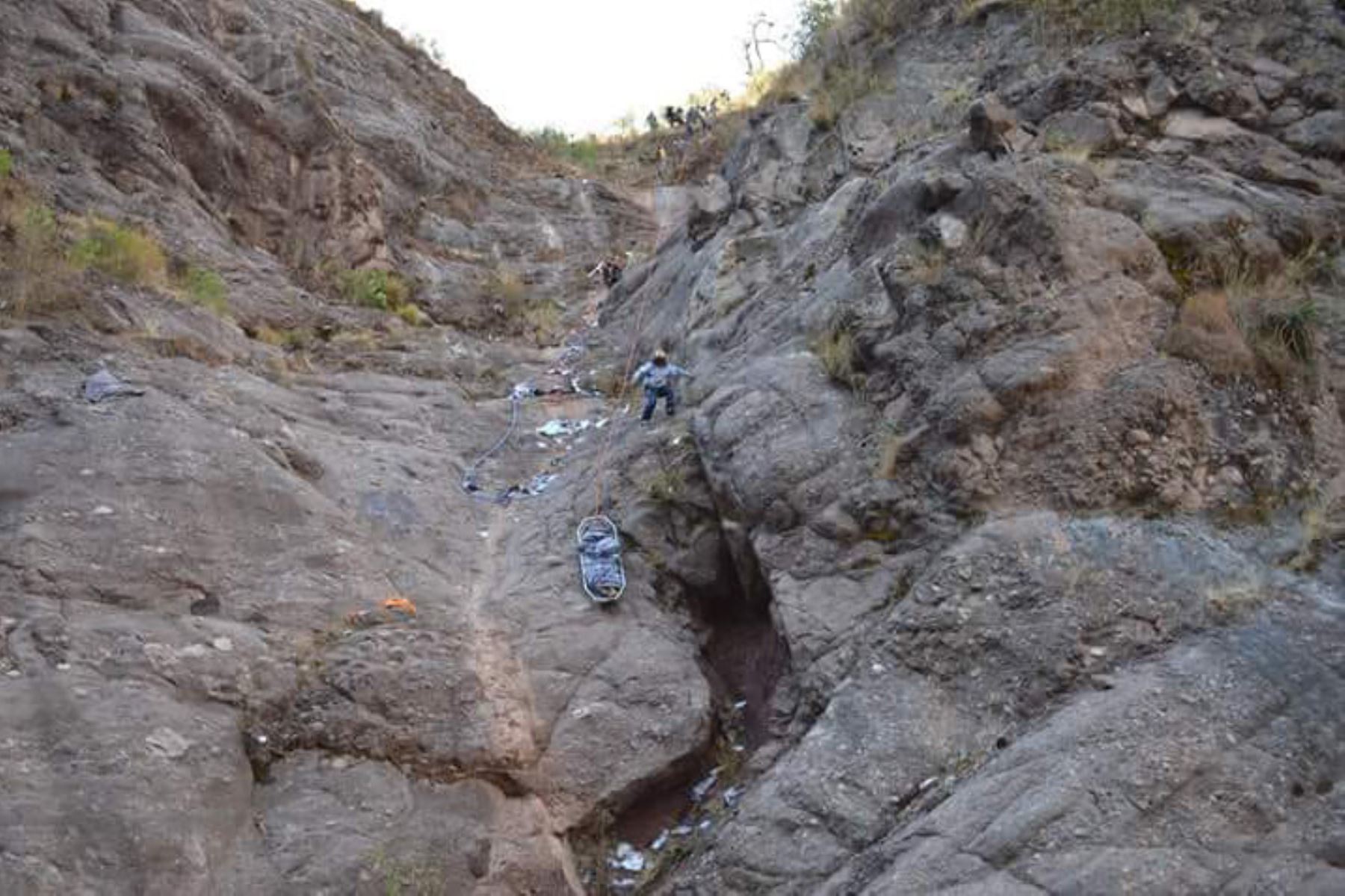 Rescate de víctimas del despiste y vuelco de un bus en la carretera Cusco-Paruro-Chumbivilcas fue complicado por la profundidad del abismo.