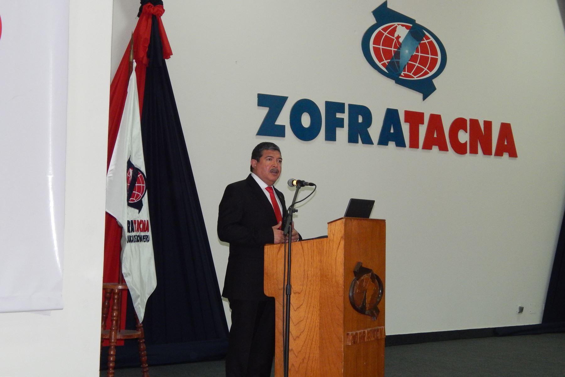 Agencia Regional de Desarrollo promoverá inversión en Zofratacna, afirma gobernador regional, Omar Jiménez.