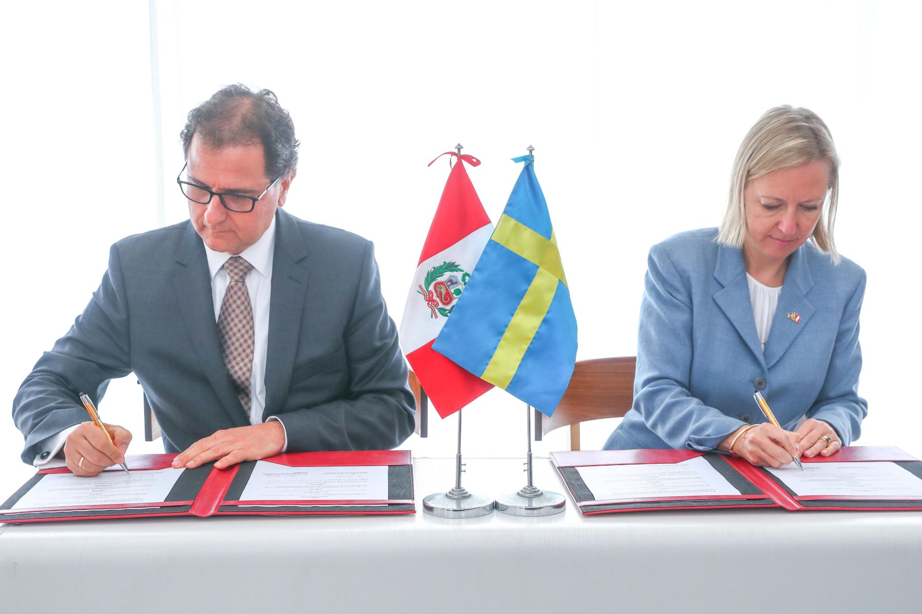 Ministro de Energía y Minas, Francisco Ísmodes, y embajadora de Suecia en Perú, Anna Ferry.