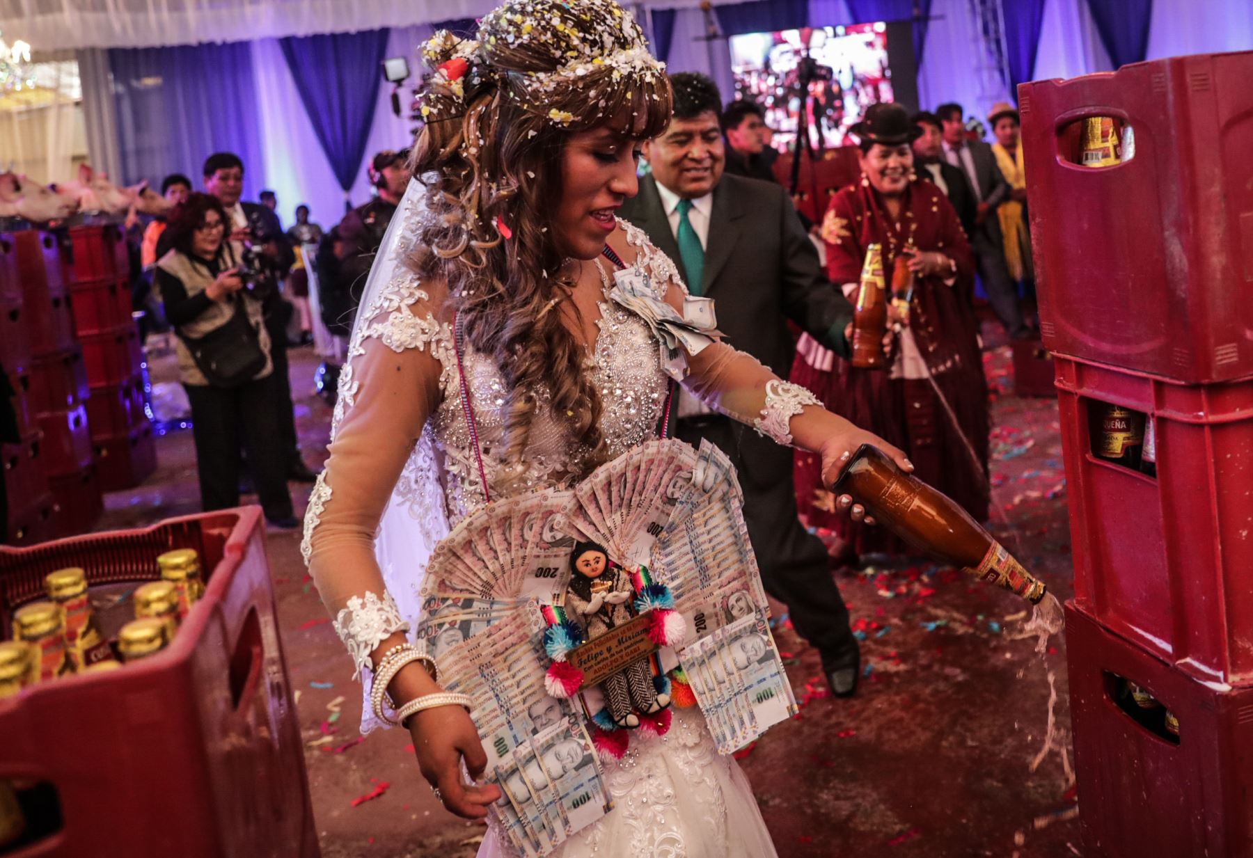 La novia bendice como es tradicional los regalos de us familiares y amigos. Foto: ANDINA/Carlos Lezama