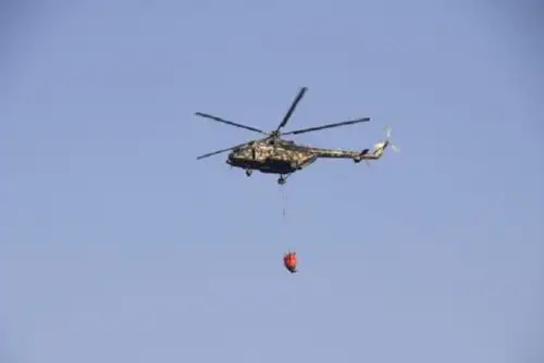 Se reanudaron los trabajos de extinción del incendio forestal que se registra desde el pasado 22 de setiembre en el distrito de Pítipo, provincia de Ferreñafe, región Lambayeque, con el apoyo de un helicóptero del Ejército equipado con sistema Bambi Bucket.