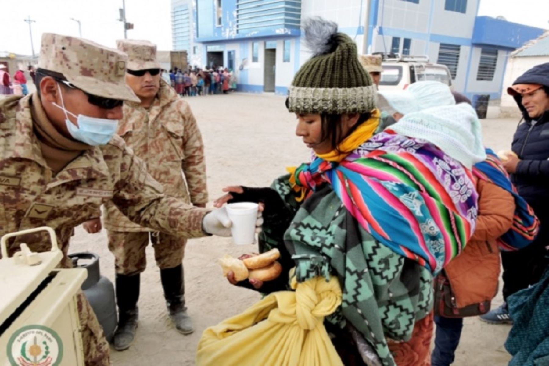 Efectivos del Ejército se trasladaron al centro poblado de Ancomarca, ubicado a 4,200 metros sobre el nivel del mar, en el distrito de Palca, provincia y región Tacna, donde entregaron más de cinco toneladas de prendas de abrigo a los pobladores afectados por las intensas heladas que se reportan en esta zona altoandina del país.