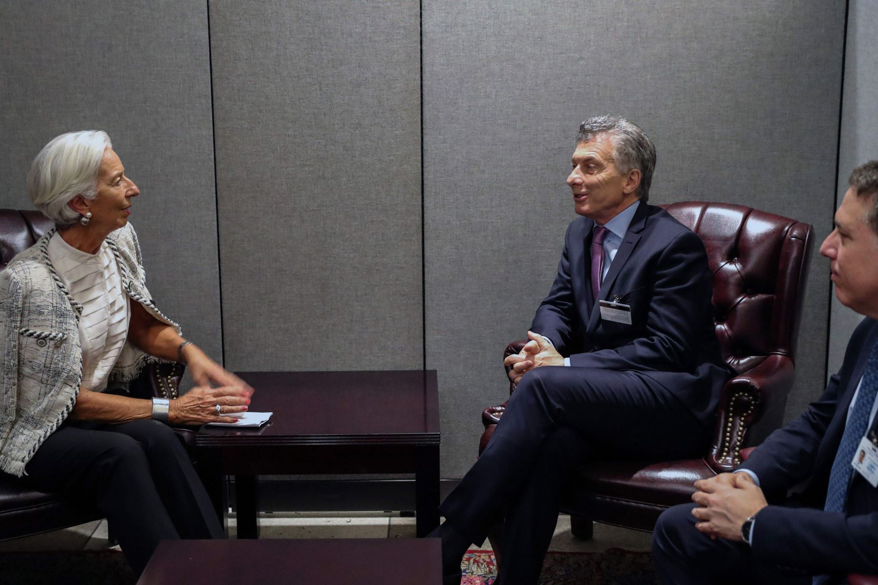 Reunión entre el presidente Mauricio Macri  y su ministro de Finanzas Nicolas Dujovne, hablando con la directora del FMI, Christine Lagarde Foto: AFP