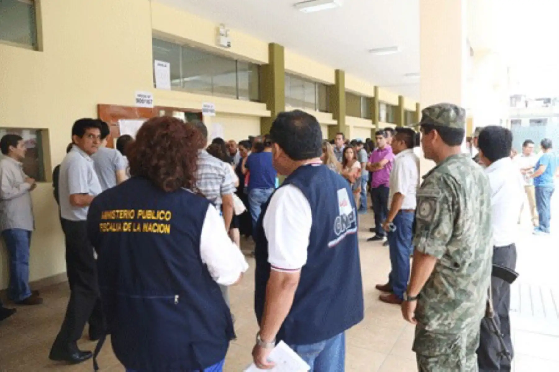 Más de 200 fiscales supervisan hoy el normal desarrollo de las elecciones regionales y municipales en la región Arequipa, así como prevenir la ocurrencia de ilícitos penales antes, durante y después del proceso electoral, informó Cecilia Ampuero Riega, Fiscal de Prevención del Delito. ANDINA/Difusión