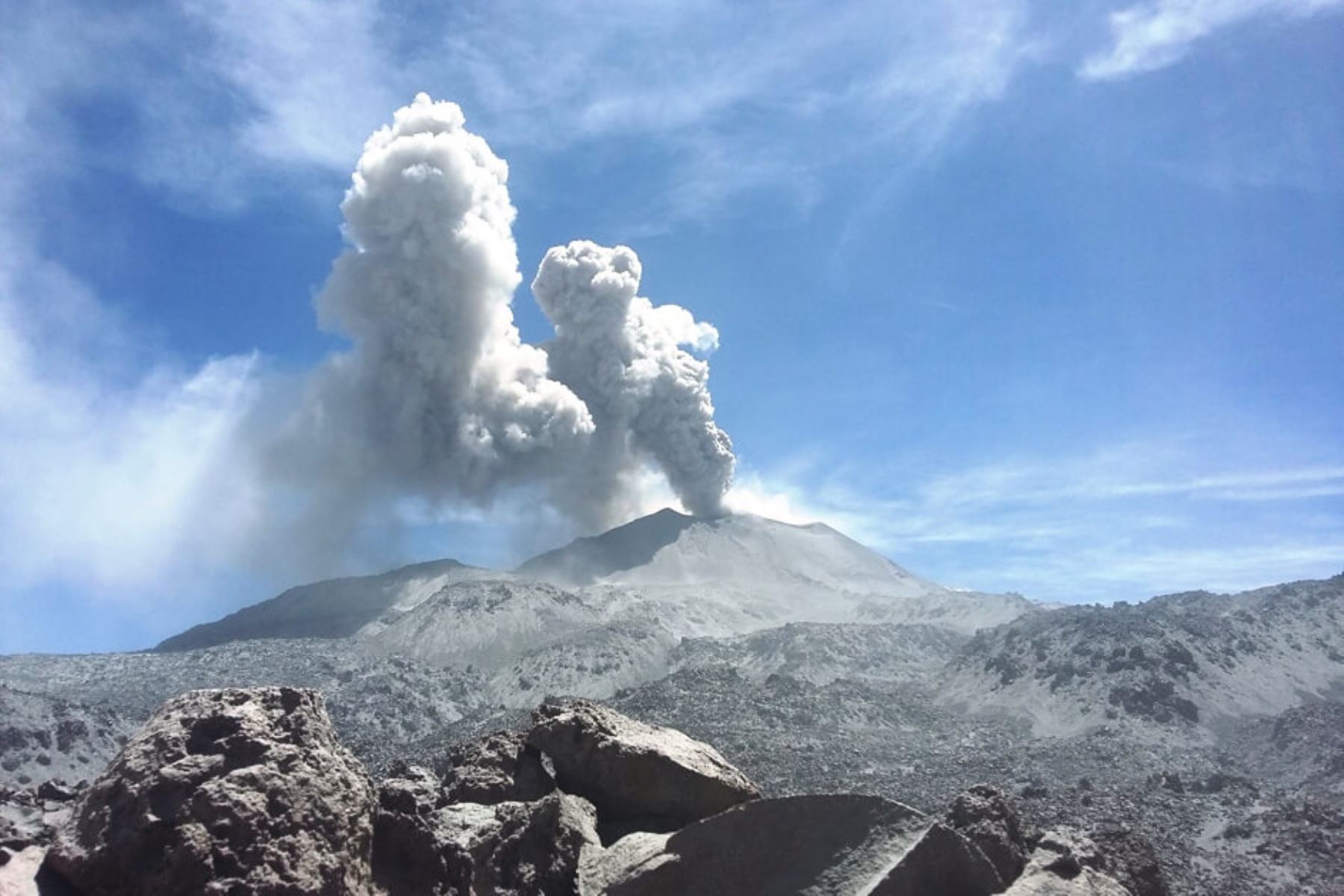 El volcán Sabancaya registra un promedio de 25 explosiones por día, con columnas eruptivas de gases y cenizas que llegaron hasta una altura aproximada de 3,000 metros sobre el cráter, informó el Observatorio Vulcanológico del Ingemmet (OVI). ANDINA/Difusión