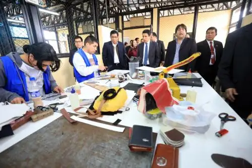 Ministro de Justicia, Vicente Zeballos, recorrió los talleres de manualidades, carpintería, textiles y cueros.
