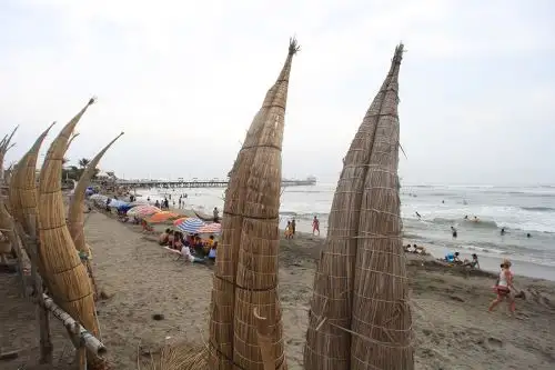 Balneario de Huanchaco, en Trujillo, capital de la región La Libertad, es uno de los destinos imperdibles para visitar aprovechando el feriado largo. ANDINA/archivo