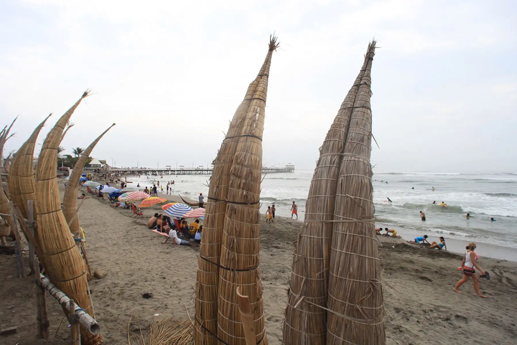 Balneario de Huanchaco, en Trujillo, capital de la región La Libertad, es uno de los destinos imperdibles para visitar aprovechando el feriado largo. ANDINA/archivo