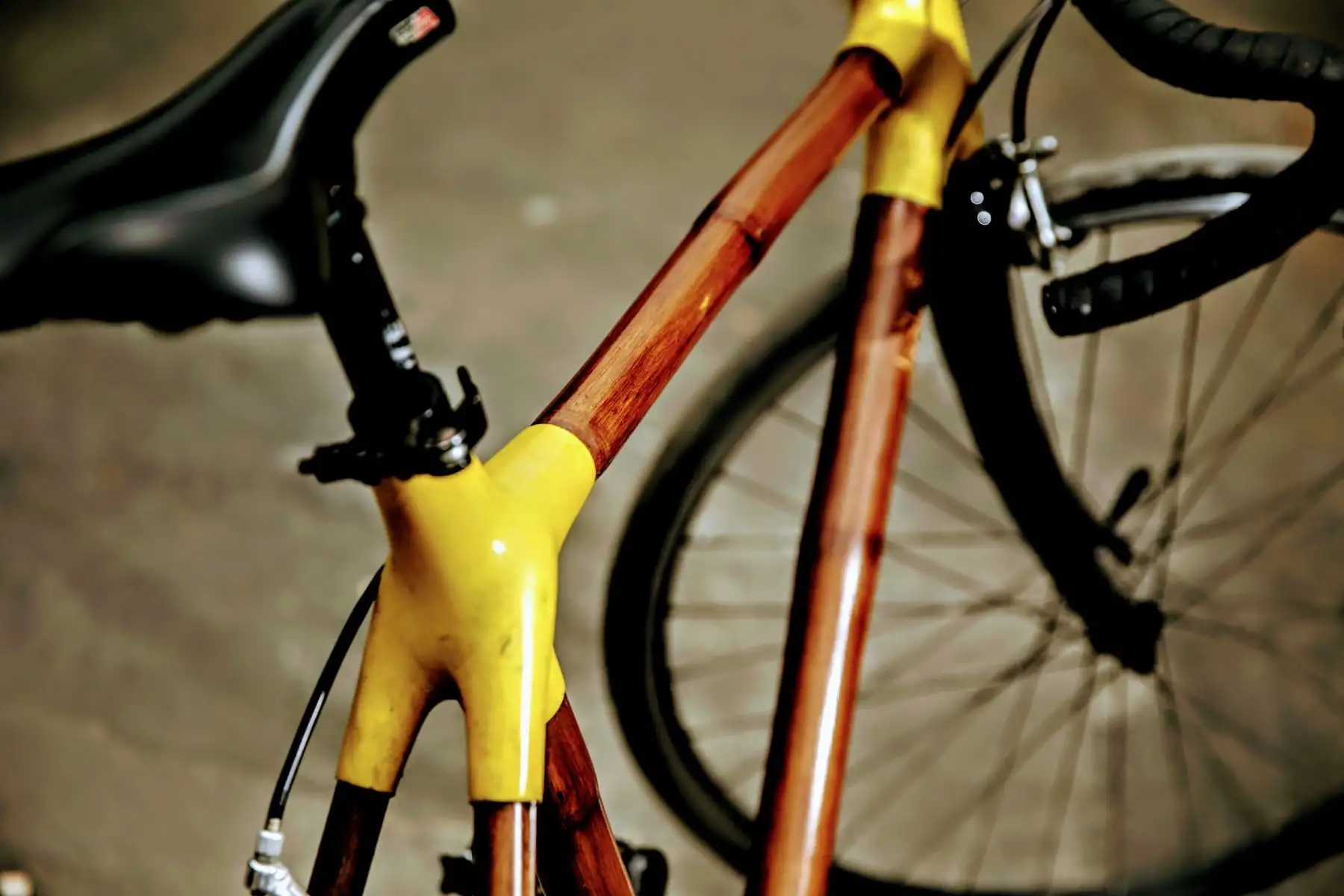 Posteriormente, se hacen las uniones, que son unas bocas que se conectan a las partes metálicas de la estructura de las bicicletas. Foto: ANDINA/Luis Iparraguirre