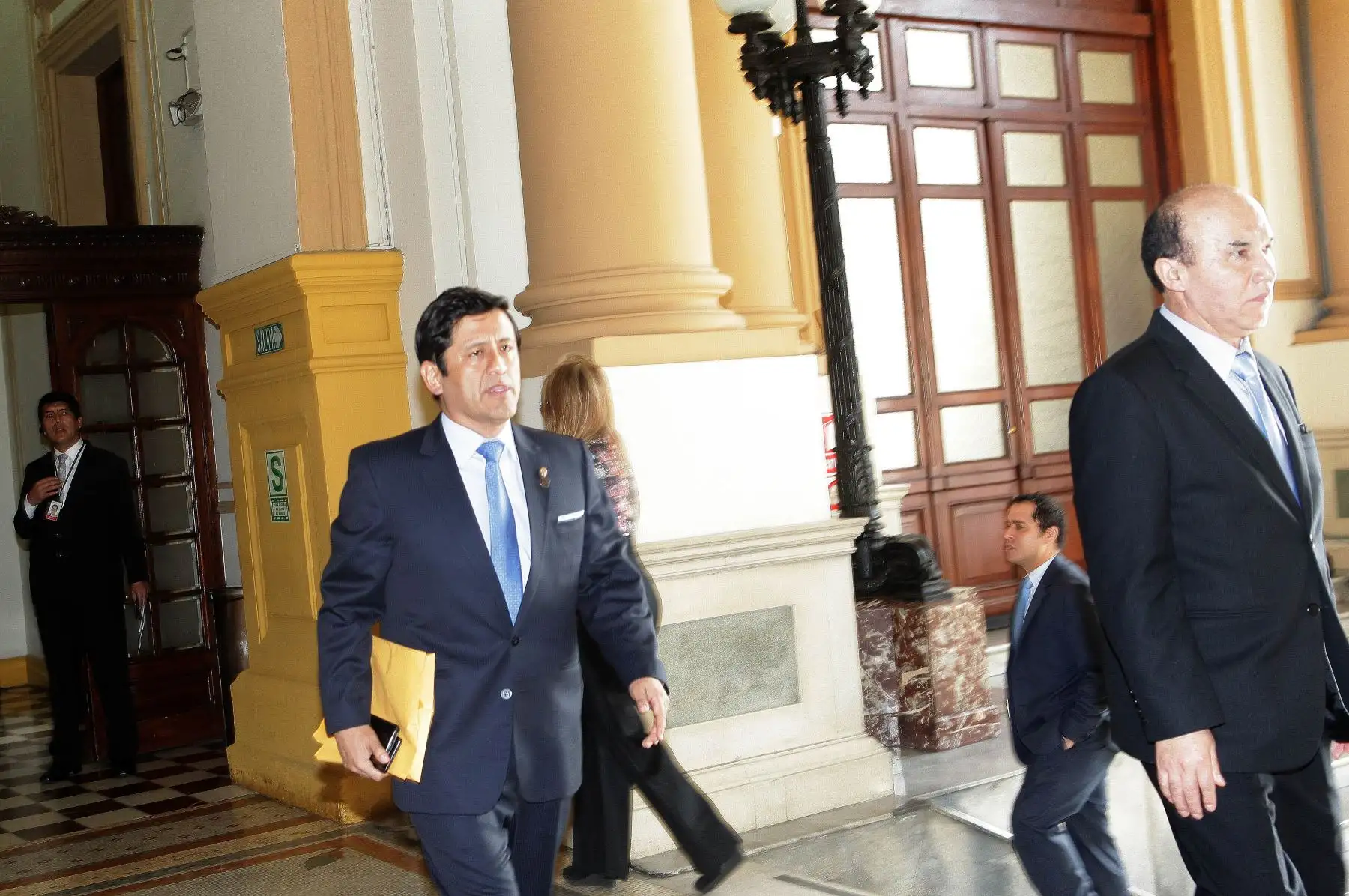 El exconsejero del extinto CNM, Guido Águila Grados, ejerce su derecho a la defensa ante la Comisión Permanente. Foto: ANDINA/Héctor Vinces
