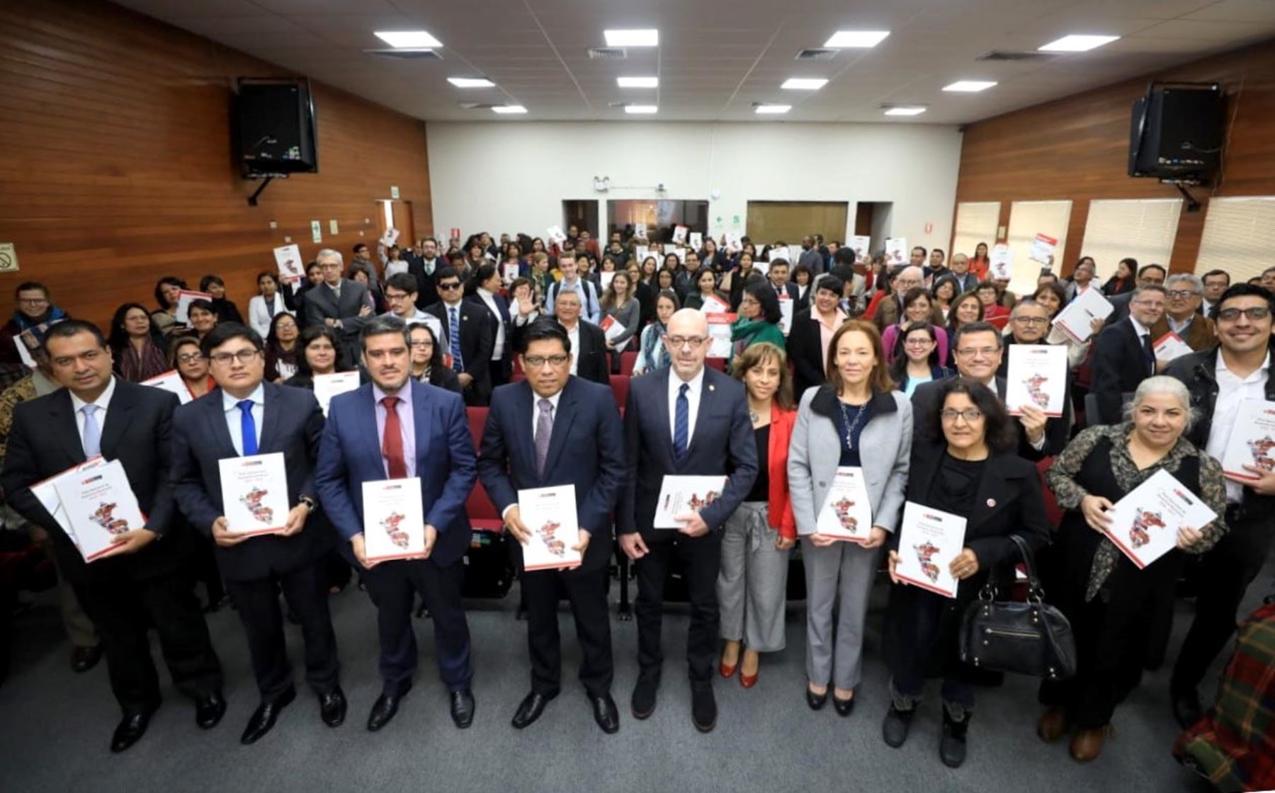 Ministerio de Justicia, Vicente Zeballos, presenta impresión del Plan Nacional de DDHH 2018-2021