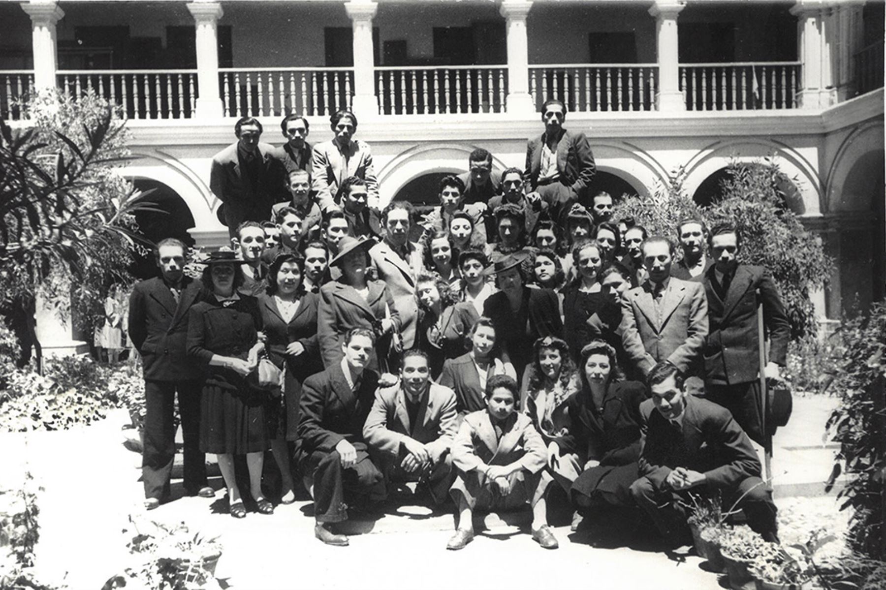 José Sabogal, director de la Escuela Nacional de Bellas Artes, acompañado de estudiantes de la época (Década 1930). Foto: Escuela Nacional Superior Autónoma de Bellas Artes