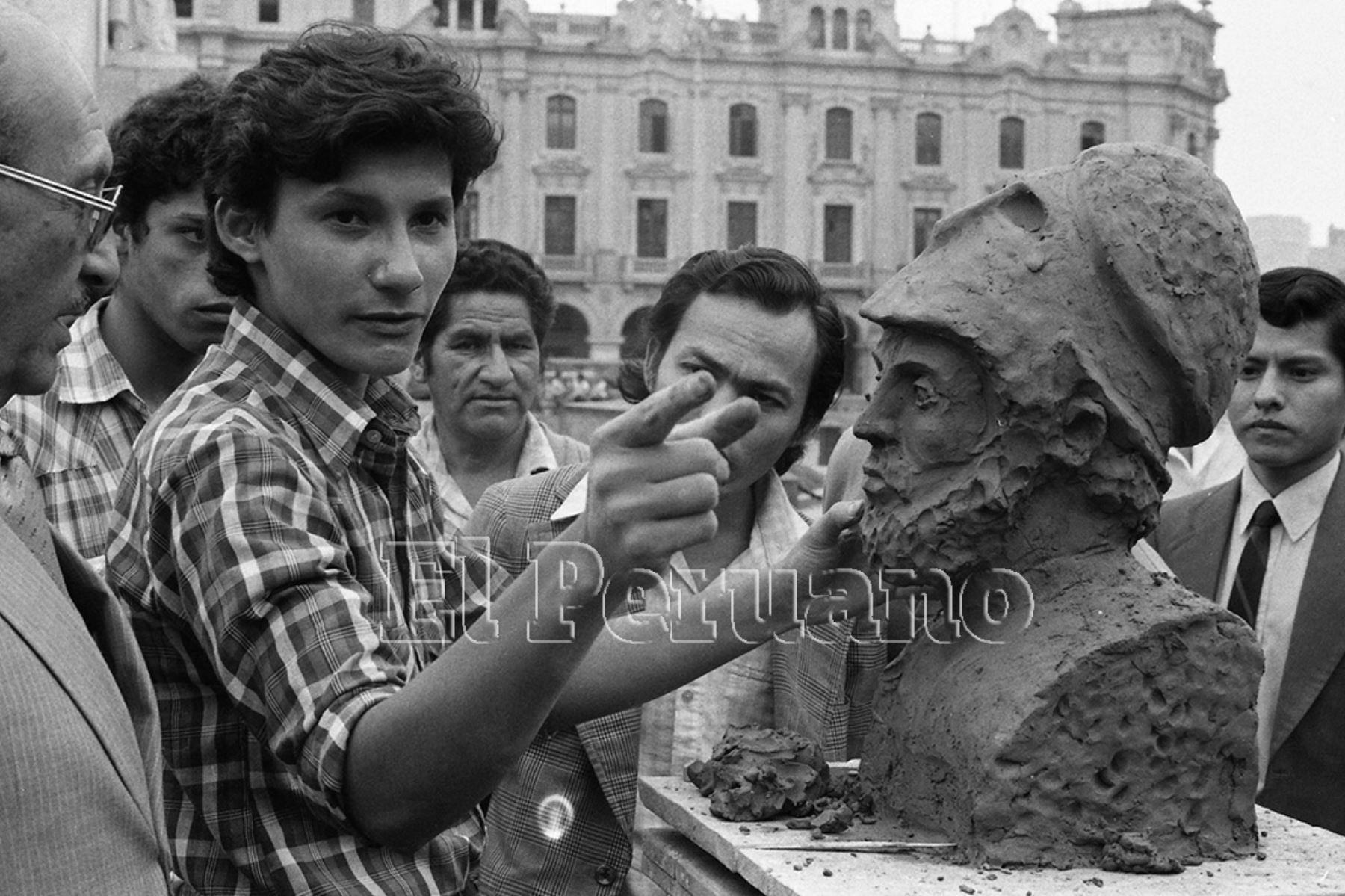 Estudiantes de la Escuela Nacional de Bellas Artes exponen sus trabajos en la plaza San Martín (1981). Foto: Archivo Histórico de EL PERUANO / Rolando Ángeles