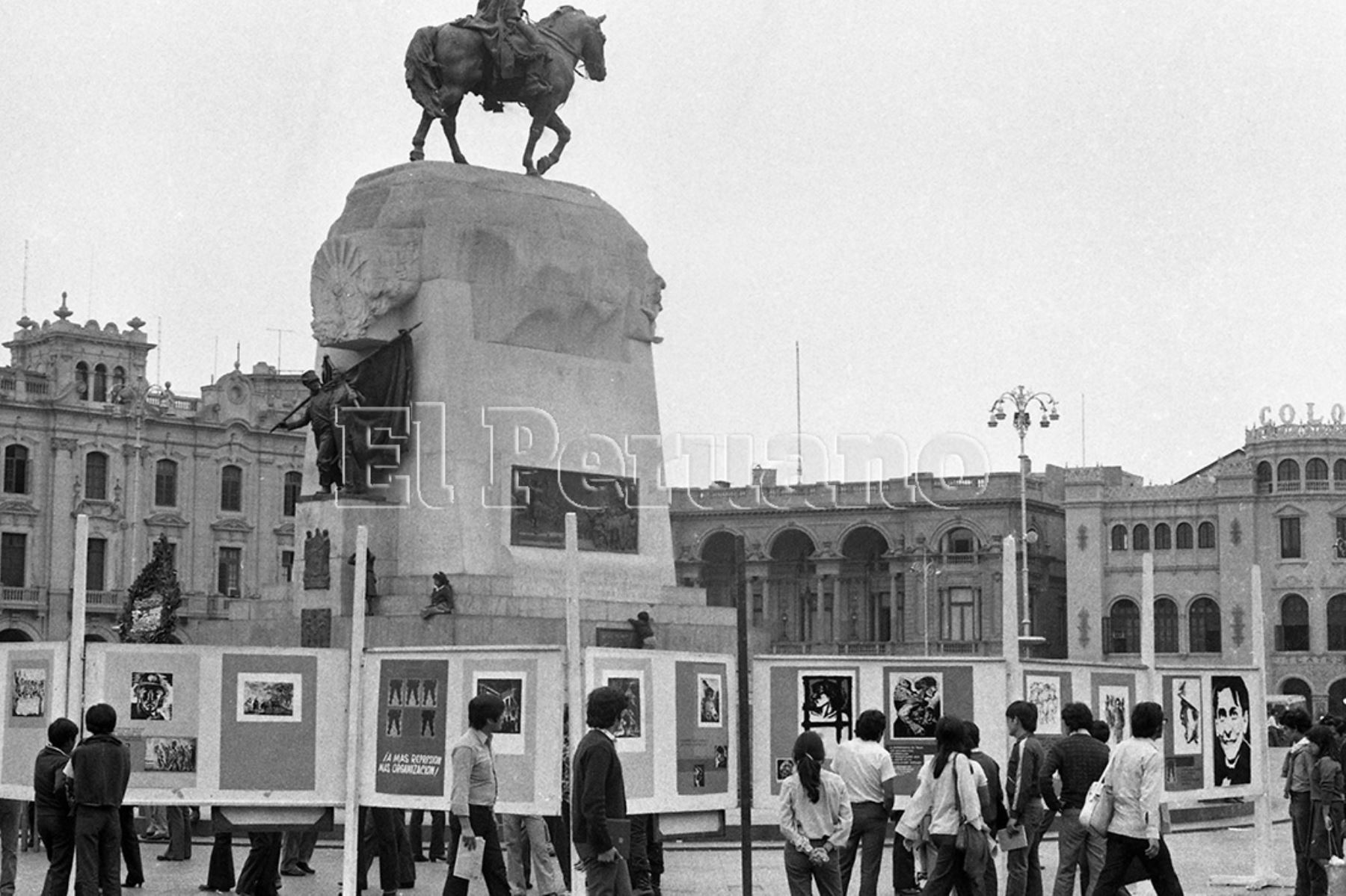 Estudiantes de la Escuela Nacional de Bellas Artes exponen sus trabajos en la Plaza San Martín (1981). Foto: Archivo Histórico de EL PERUANO / Rolando Ángeles