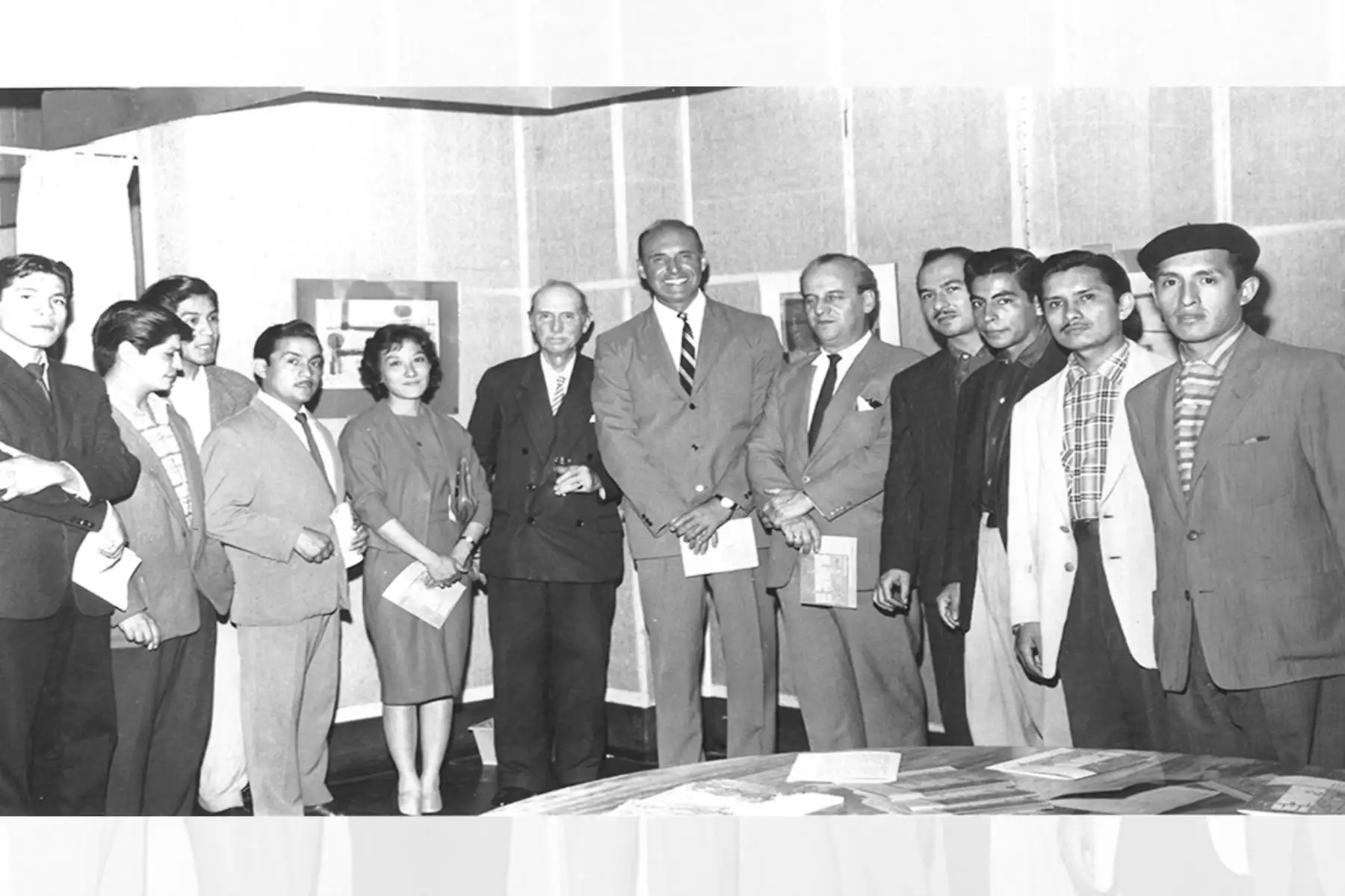 Promoción de Oro 1959 de la Escuela Nacional de Bellas Arte:.  Gerardo Chávez, Tilsa Tsuchiya, Ugarte Eléspuru, Sagástegui y Milner Cajahuaringa, entre otros  (1959). Foto: Escuela Nacional Superior Autónoma de Bellas Artes