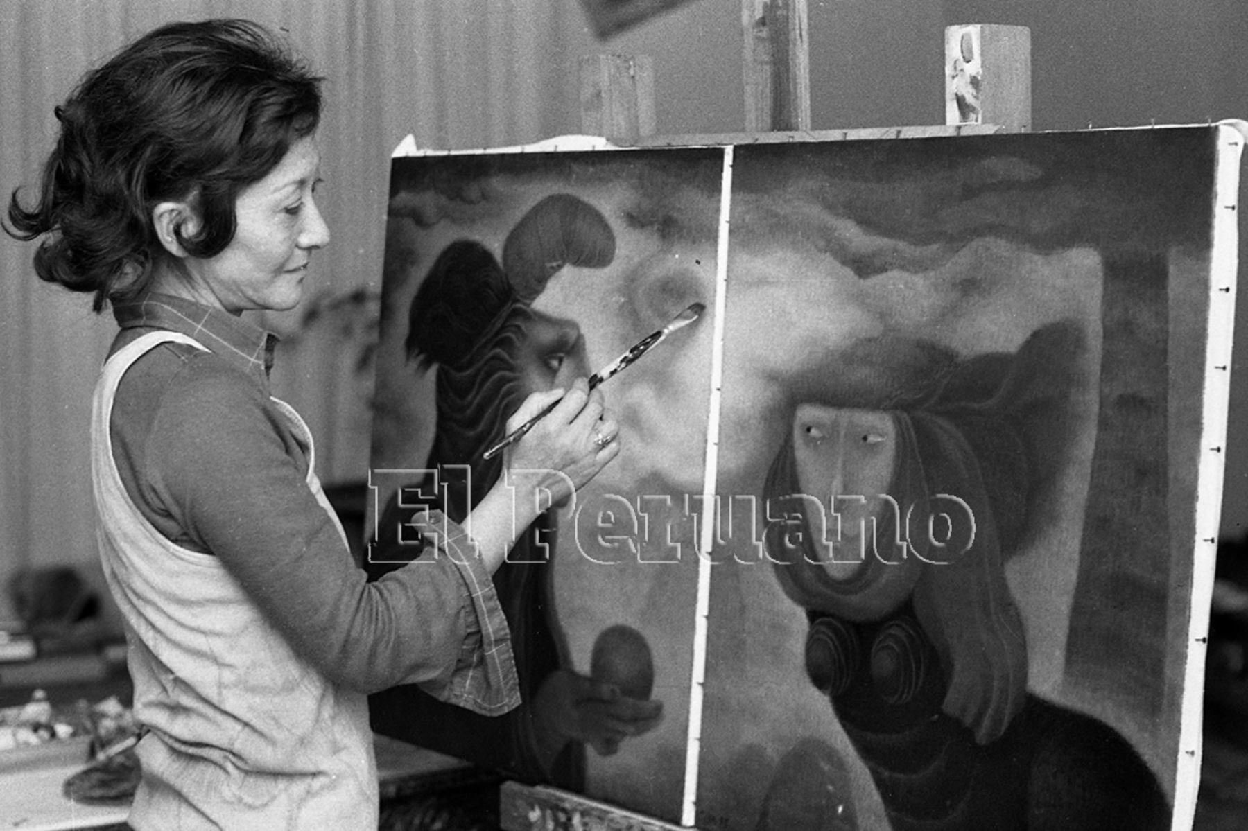 Tilsa Tsuchiya, pintora egresada de Bellas Artes  y considerada una de las mayores exponentes de la pintura en el Perú muestra una de sus obras durante una entrevista para la revista Mundial de La Crónica (1975). Foto: Archivo Histórico de EL PERUANO