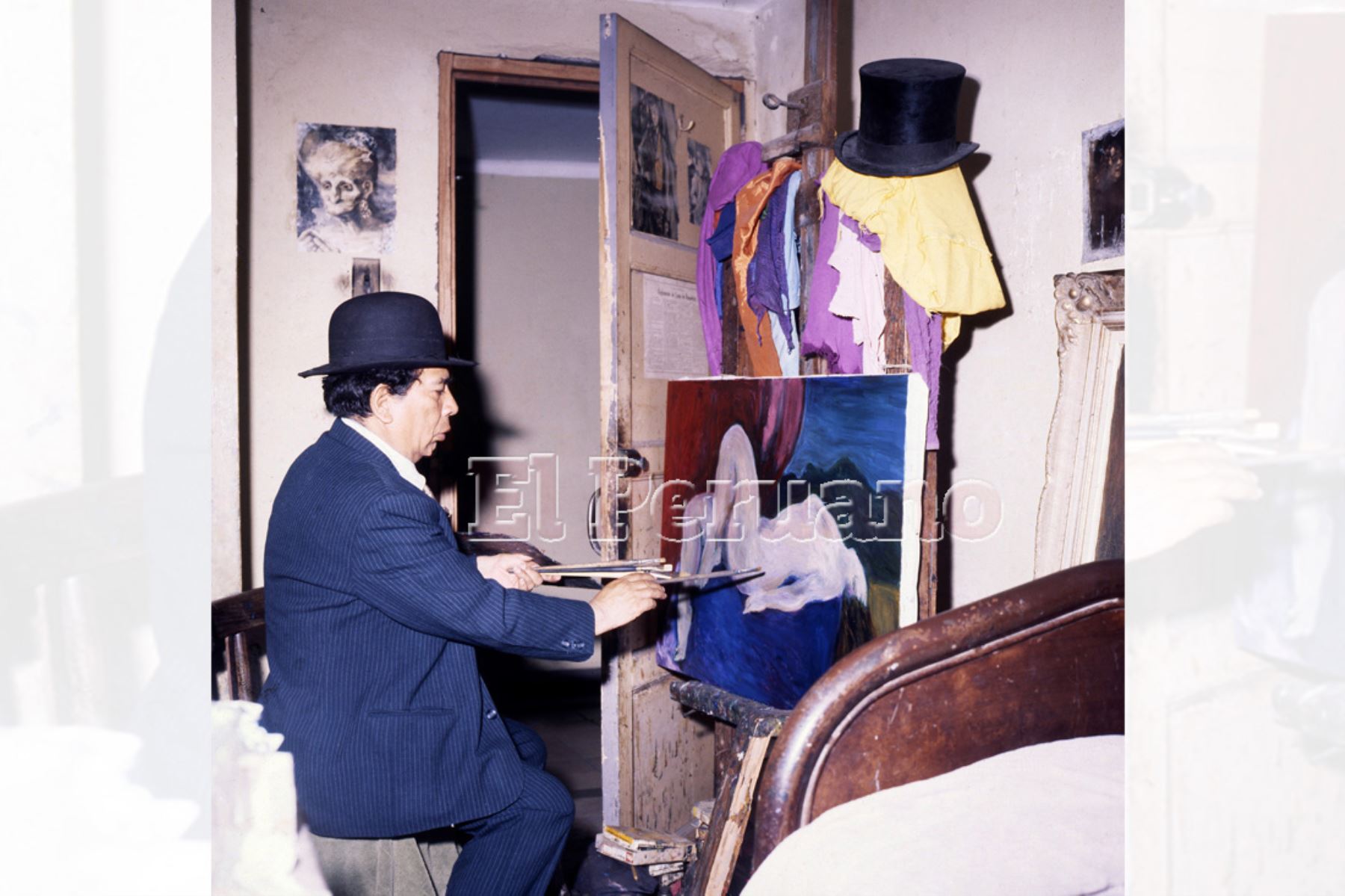 Pintor Víctor Humareda, discípulo de Sabogal en Bellas Artes,  en su habitación del Hotel Lima de La Parada (1980). Foto: Archivo Histórico de EL PERUANO
