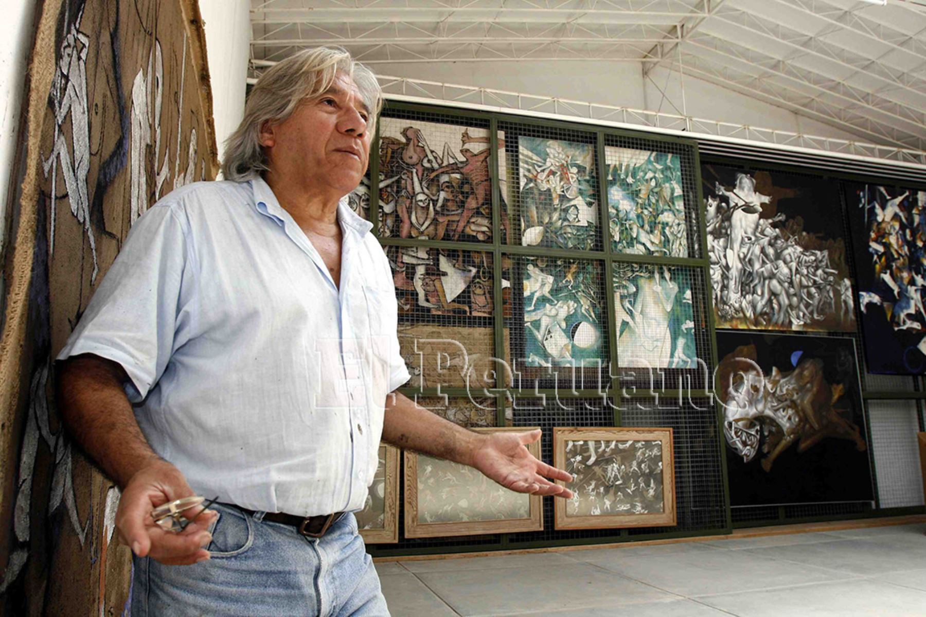 Gerardo Chávez, artista plástico integrante de la Promoción de Oro de Bellas Artes, en el Museo de Arte Contemporáneo en Trujillo.  Foto: Diario Oficial EL PERUANO / Ricardo Choy-Kifox