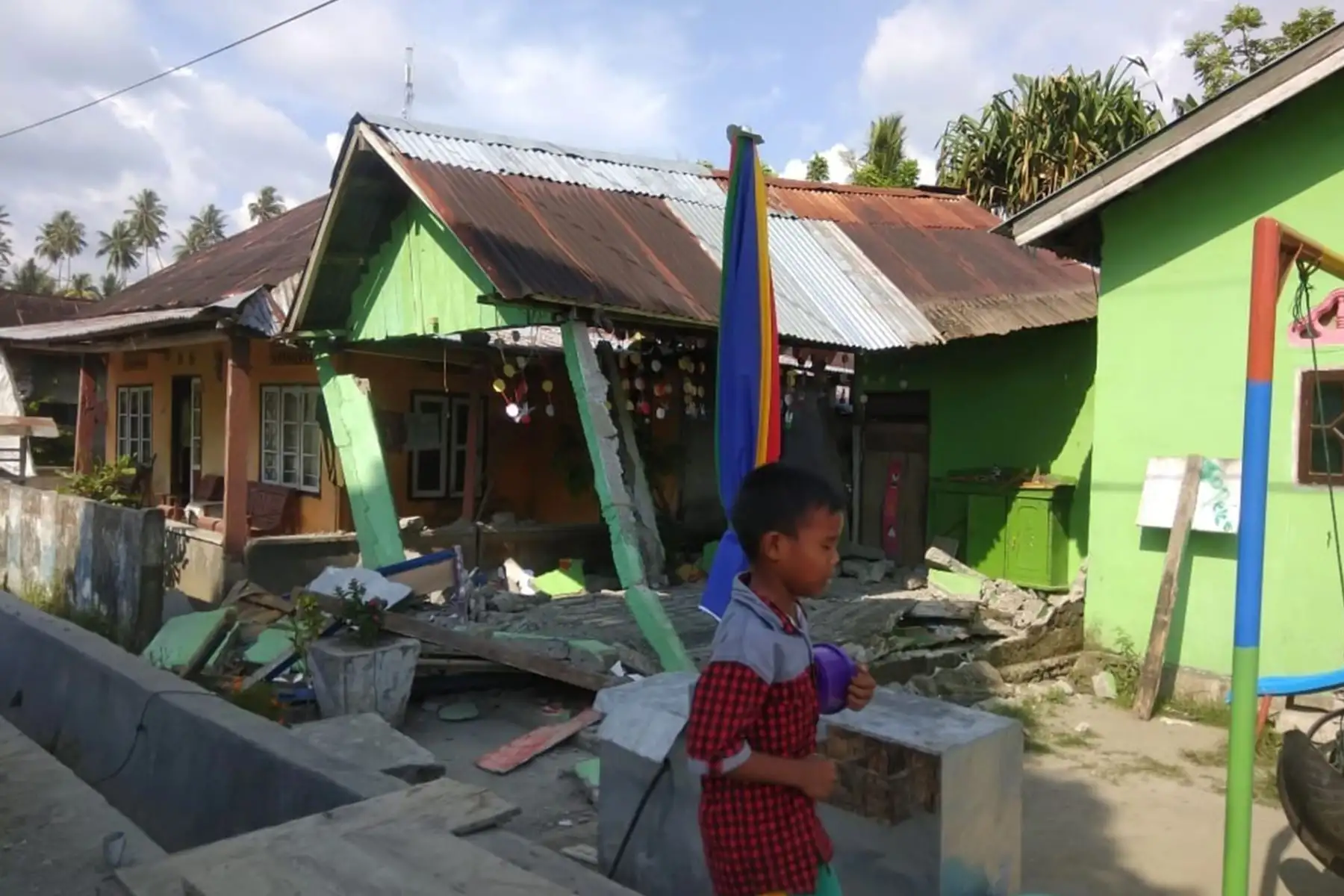 Indonesia se vio sacudida por un poderoso terremoto de 7,5 grados de magnitud el 28 de septiembre, horas después de que al menos una persona fuera asesinada por un edificio que se derrumba en la misma parte del país. AFP