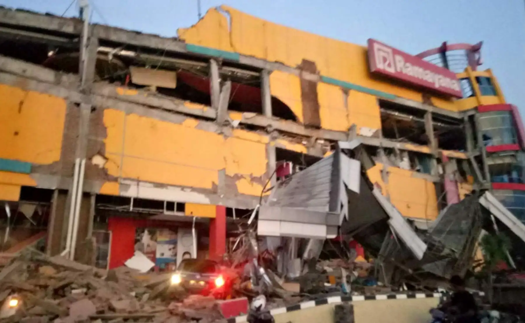 Indonesia se vio sacudida por un poderoso terremoto de 7,5 grados de magnitud el 28 de septiembre, horas después de que al menos una persona fuera asesinada por un edificio que se derrumba en la misma parte del país. AFP