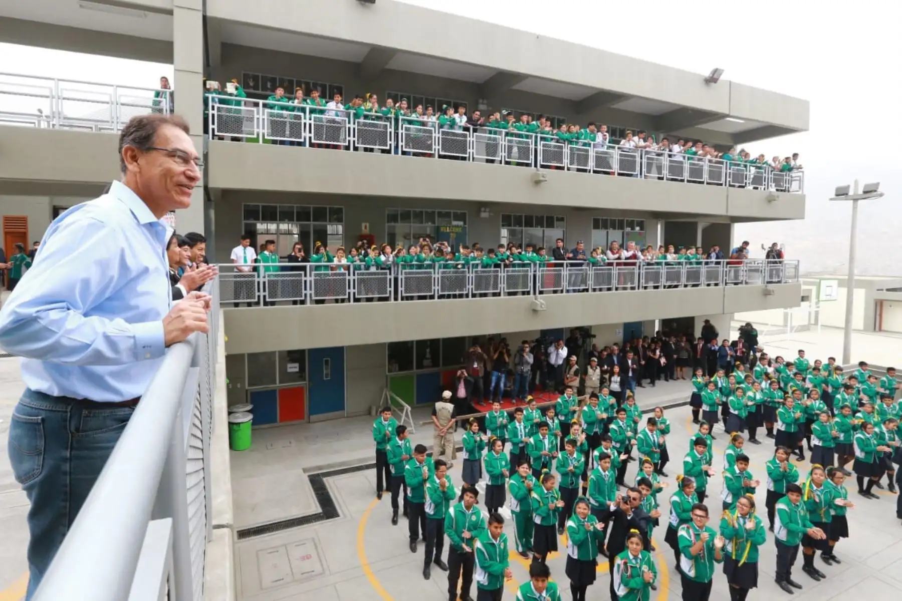 El presidente de la República, Martín Vizcarra, junto al ministro de Educación, Daniel Alfaro, inaugura las nuevas instalaciones del colegio N.° 8190 Sol Naciente de Carabayllo, que albergará a más de mil a estudiantes de primaria y secundaria.Foto: ANDINA/Prensa Presidencia